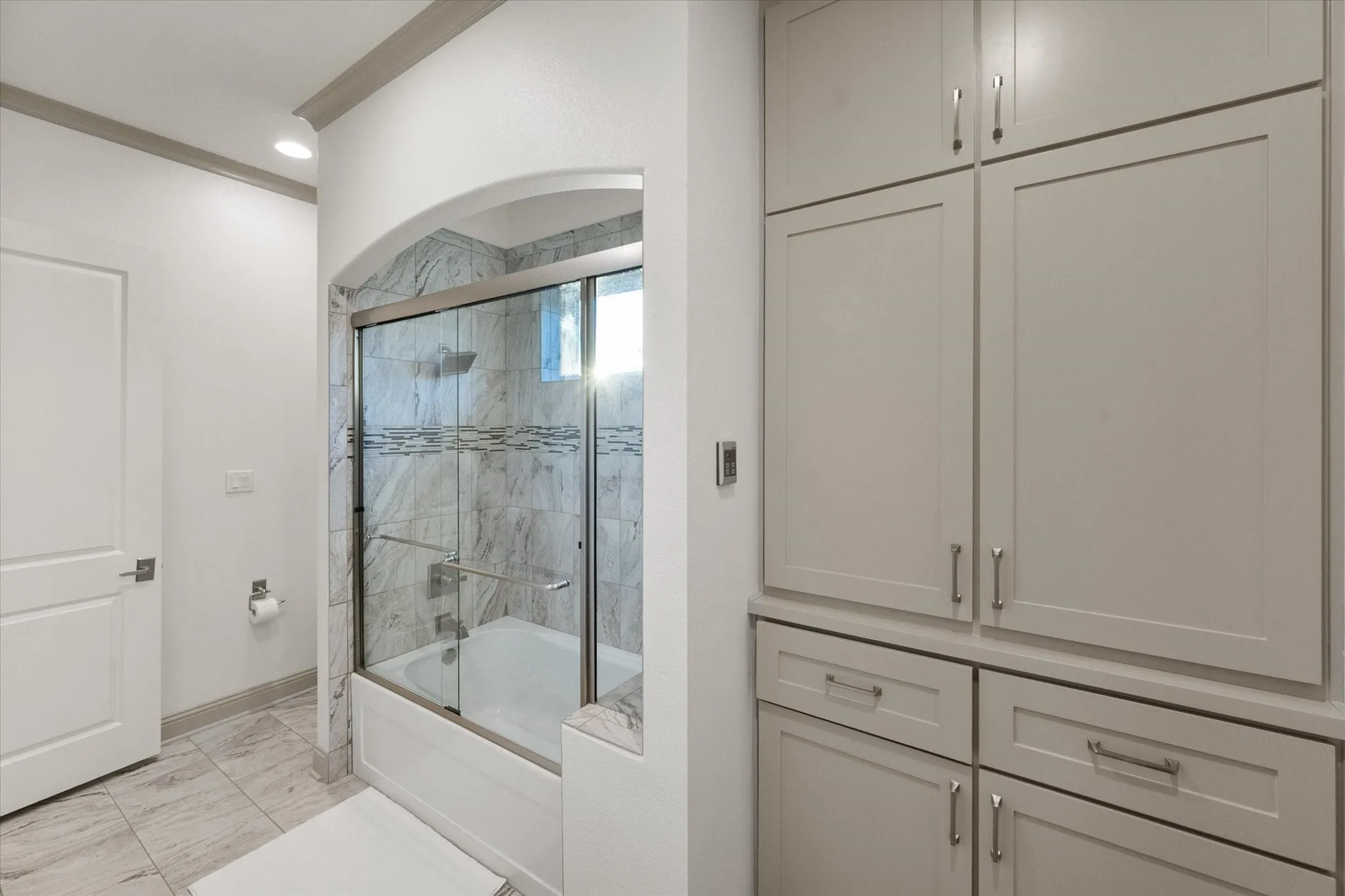 Single Family Residence For Sale in Johnson County , 10613 Kyle Circle, Burleson, Texas 76028, 5 Bedroom, 5 Bathroom, 3 Garage spaces, 5,667 Sqft, built in 2016, mls#21380120, Real Estate Agent in Burleson, Homes For Sale in Johnson county, Homes For Sale in Burleson, Realtor in Burleson Texas, Real Estate Brokerage Independent Realty Texas, Luminita Cordes Realtor