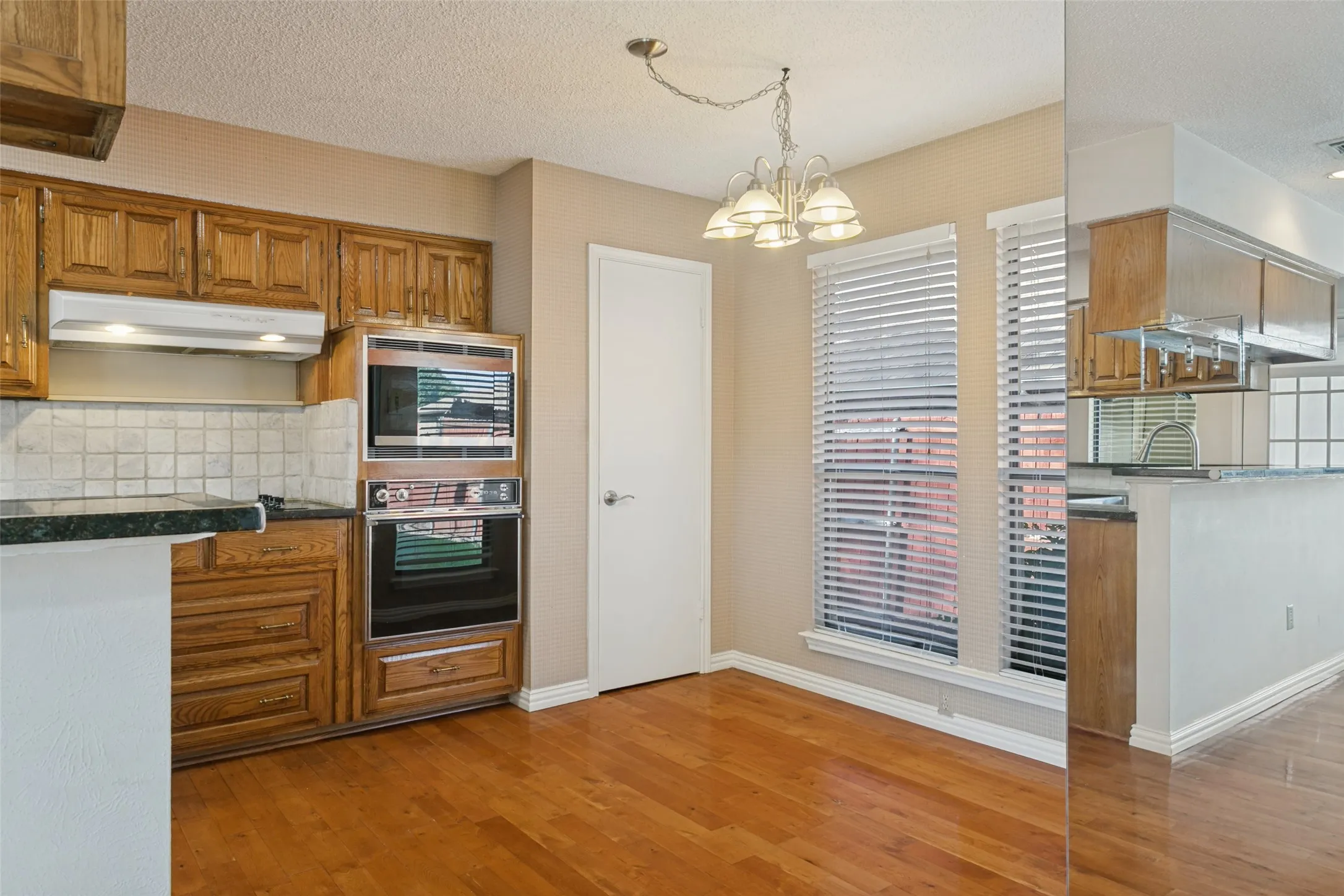 Single Family Residence For Sale in Denton County , 1927 E Branch Hollow Drive, Carrollton, Texas 75007, 3 Bedroom, 2 Bathroom, 2 Garage spaces, 1,804 Sqft, built in 1983, mls#21389717, Real Estate Agent in Carrollton, Homes For Sale in Denton county, Homes For Sale in Carrollton, Realtor in Carrollton Texas, Real Estate Brokerage Independent Realty Texas, Luminita Cordes Realtor