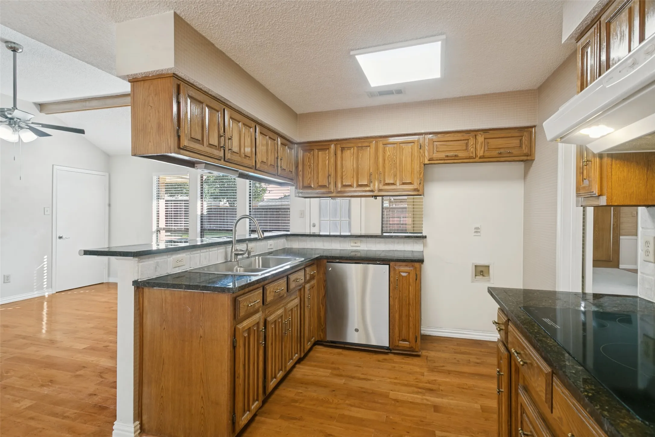 Single Family Residence For Sale in Denton County , 1927 E Branch Hollow Drive, Carrollton, Texas 75007, 3 Bedroom, 2 Bathroom, 2 Garage spaces, 1,804 Sqft, built in 1983, mls#21389717, Real Estate Agent in Carrollton, Homes For Sale in Denton county, Homes For Sale in Carrollton, Realtor in Carrollton Texas, Real Estate Brokerage Independent Realty Texas, Luminita Cordes Realtor