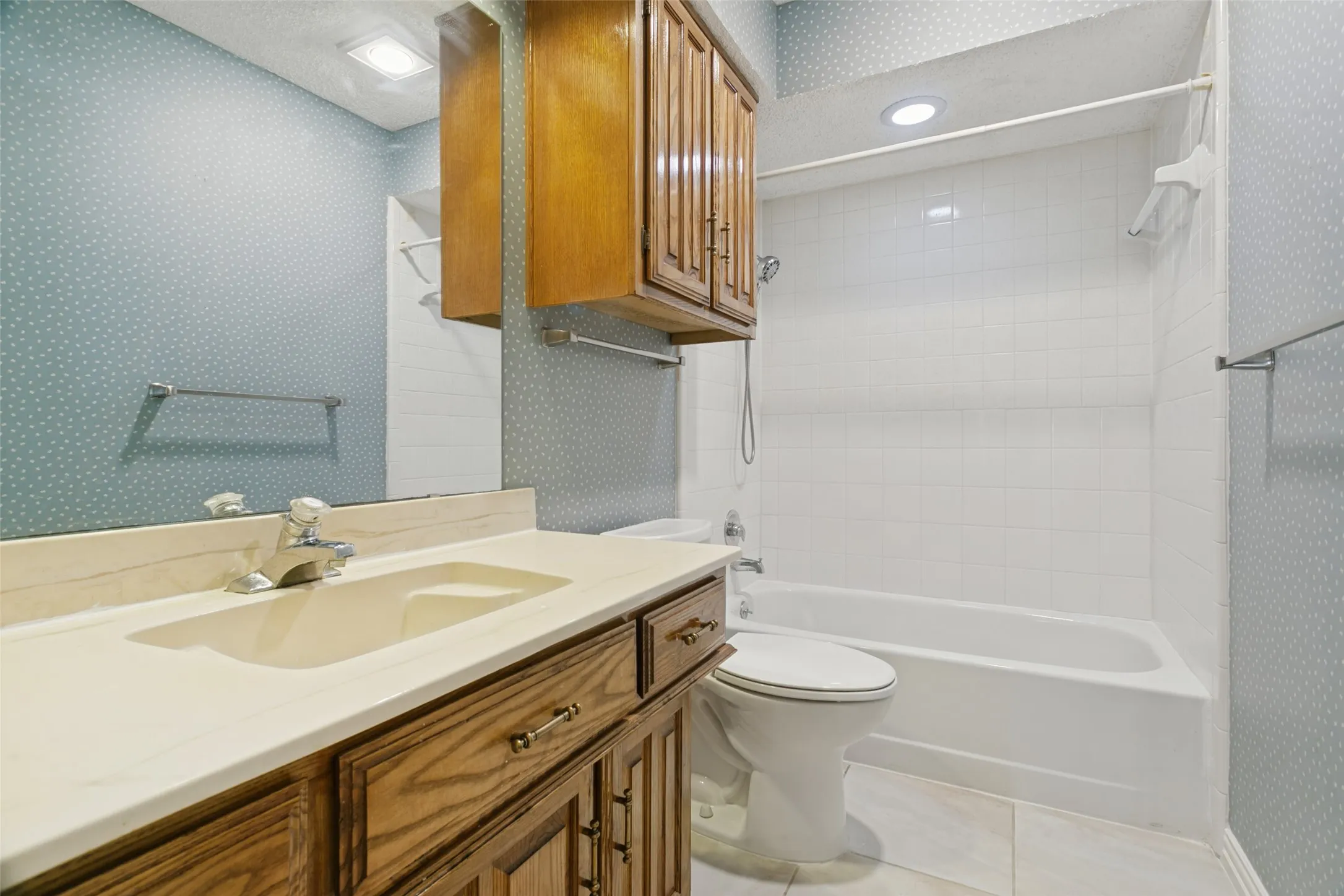 Single Family Residence For Sale in Denton County , 1927 E Branch Hollow Drive, Carrollton, Texas 75007, 3 Bedroom, 2 Bathroom, 2 Garage spaces, 1,804 Sqft, built in 1983, mls#21389717, Real Estate Agent in Carrollton, Homes For Sale in Denton county, Homes For Sale in Carrollton, Realtor in Carrollton Texas, Real Estate Brokerage Independent Realty Texas, Luminita Cordes Realtor