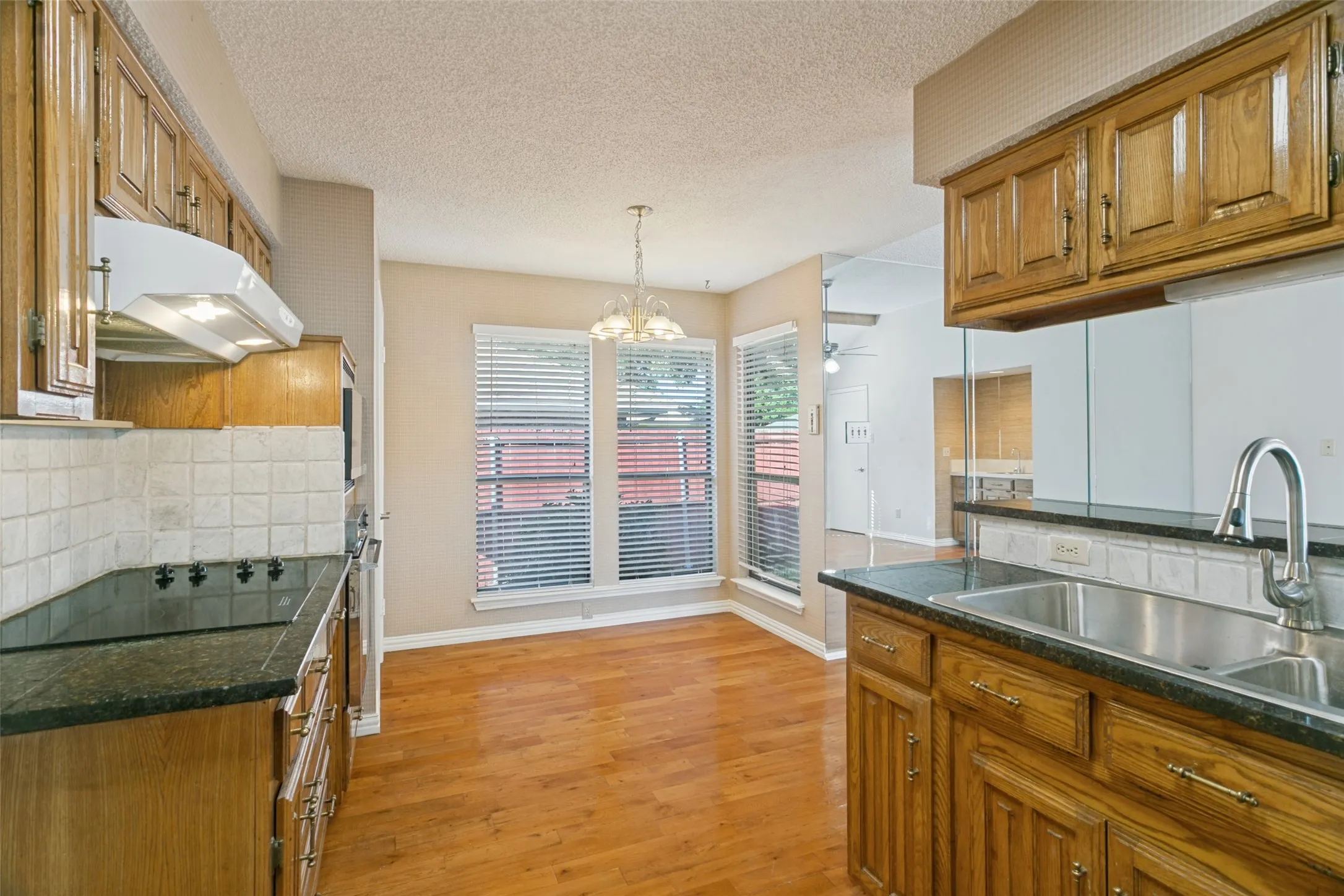Single Family Residence For Sale in Denton County , 1927 E Branch Hollow Drive, Carrollton, Texas 75007, 3 Bedroom, 2 Bathroom, 2 Garage spaces, 1,804 Sqft, built in 1983, mls#21389717, Real Estate Agent in Carrollton, Homes For Sale in Denton county, Homes For Sale in Carrollton, Realtor in Carrollton Texas, Real Estate Brokerage Independent Realty Texas, Luminita Cordes Realtor