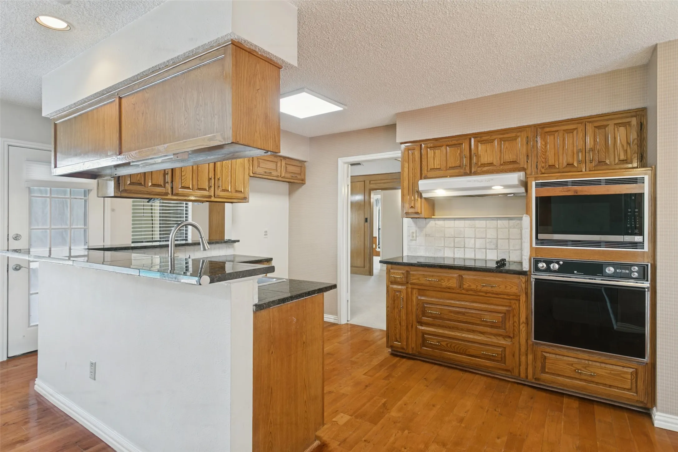 Single Family Residence For Sale in Denton County , 1927 E Branch Hollow Drive, Carrollton, Texas 75007, 3 Bedroom, 2 Bathroom, 2 Garage spaces, 1,804 Sqft, built in 1983, mls#21389717, Real Estate Agent in Carrollton, Homes For Sale in Denton county, Homes For Sale in Carrollton, Realtor in Carrollton Texas, Real Estate Brokerage Independent Realty Texas, Luminita Cordes Realtor