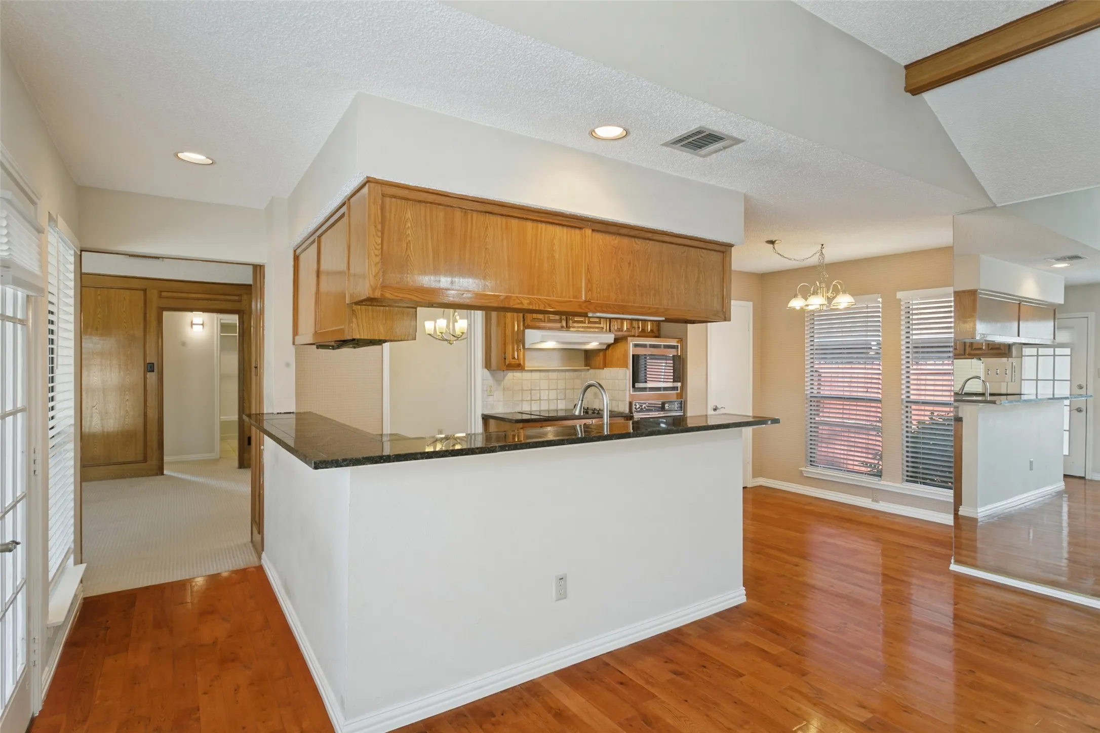 Single Family Residence For Sale in Denton County , 1927 E Branch Hollow Drive, Carrollton, Texas 75007, 3 Bedroom, 2 Bathroom, 2 Garage spaces, 1,804 Sqft, built in 1983, mls#21389717, Real Estate Agent in Carrollton, Homes For Sale in Denton county, Homes For Sale in Carrollton, Realtor in Carrollton Texas, Real Estate Brokerage Independent Realty Texas, Luminita Cordes Realtor