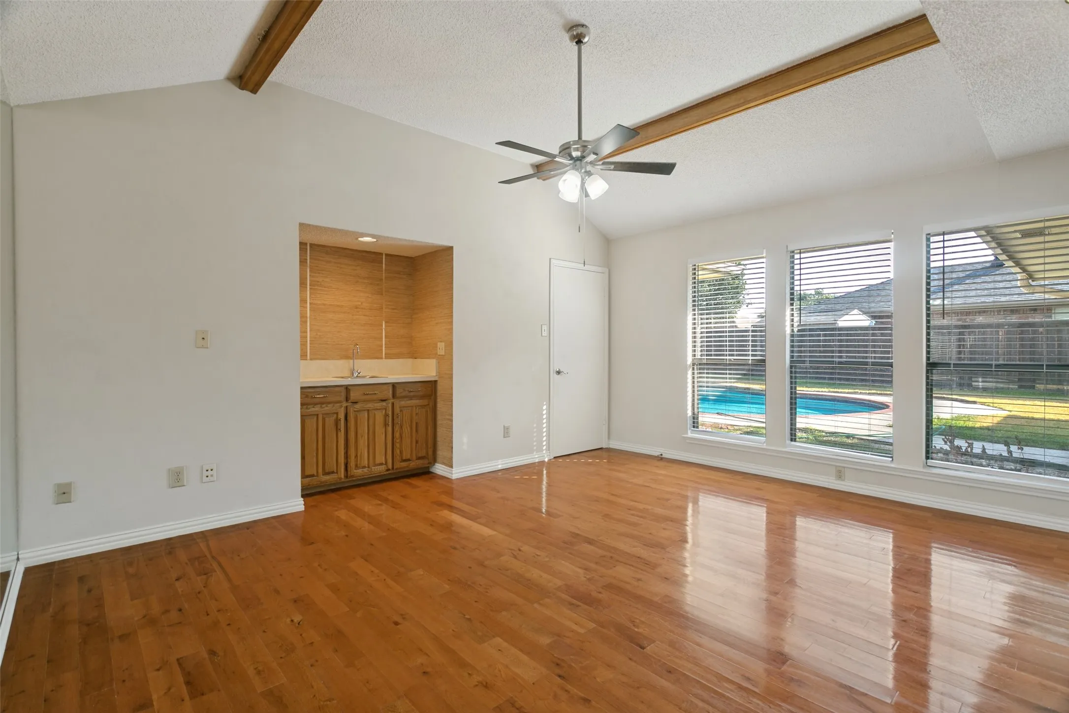Single Family Residence For Sale in Denton County , 1927 E Branch Hollow Drive, Carrollton, Texas 75007, 3 Bedroom, 2 Bathroom, 2 Garage spaces, 1,804 Sqft, built in 1983, mls#21389717, Real Estate Agent in Carrollton, Homes For Sale in Denton county, Homes For Sale in Carrollton, Realtor in Carrollton Texas, Real Estate Brokerage Independent Realty Texas, Luminita Cordes Realtor