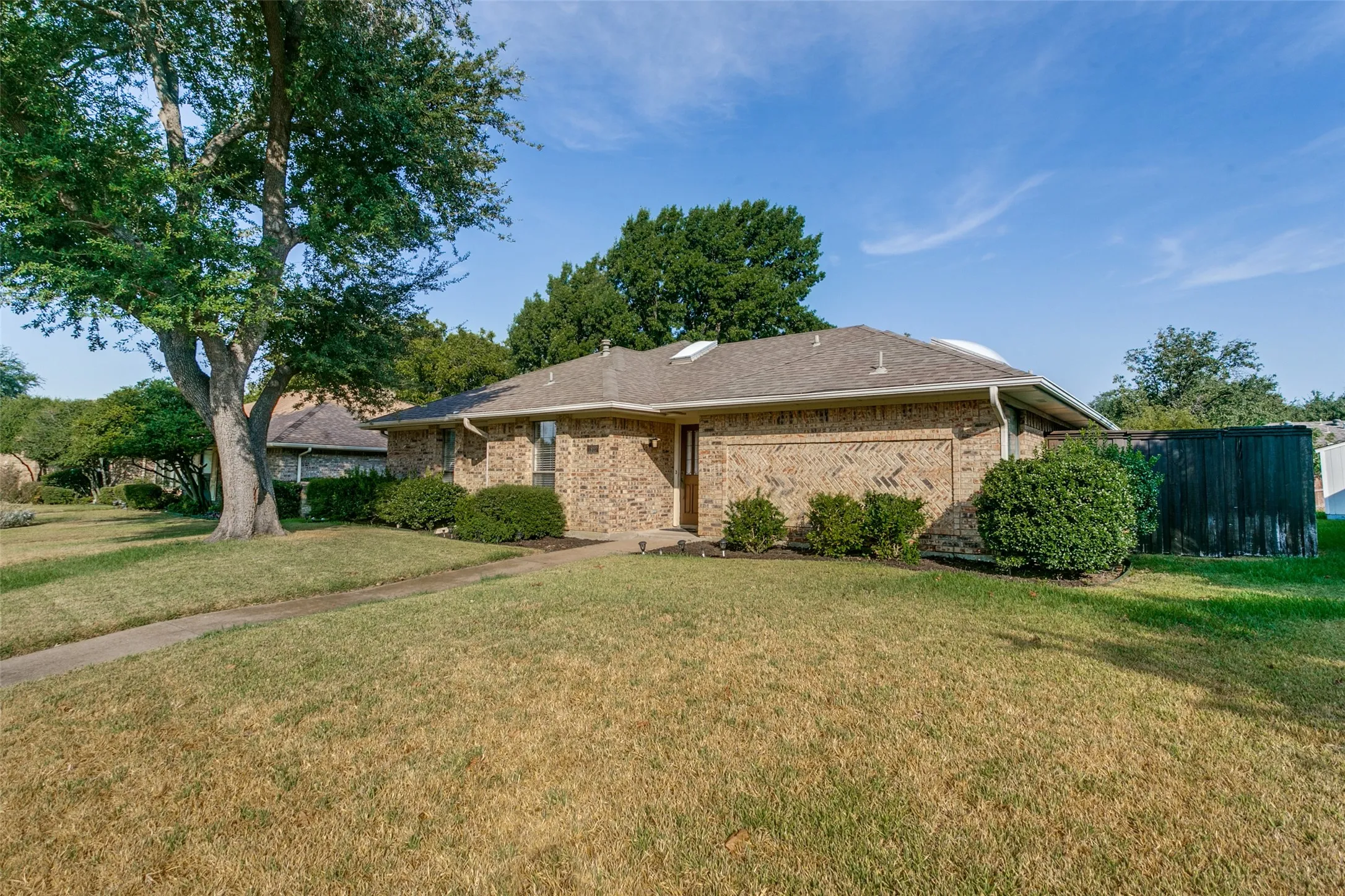Single Family Residence For Sale in Denton County , 1927 E Branch Hollow Drive, Carrollton, Texas 75007, 3 Bedroom, 2 Bathroom, 2 Garage spaces, 1,804 Sqft, built in 1983, mls#21389717, Real Estate Agent in Carrollton, Homes For Sale in Denton county, Homes For Sale in Carrollton, Realtor in Carrollton Texas, Real Estate Brokerage Independent Realty Texas, Luminita Cordes Realtor