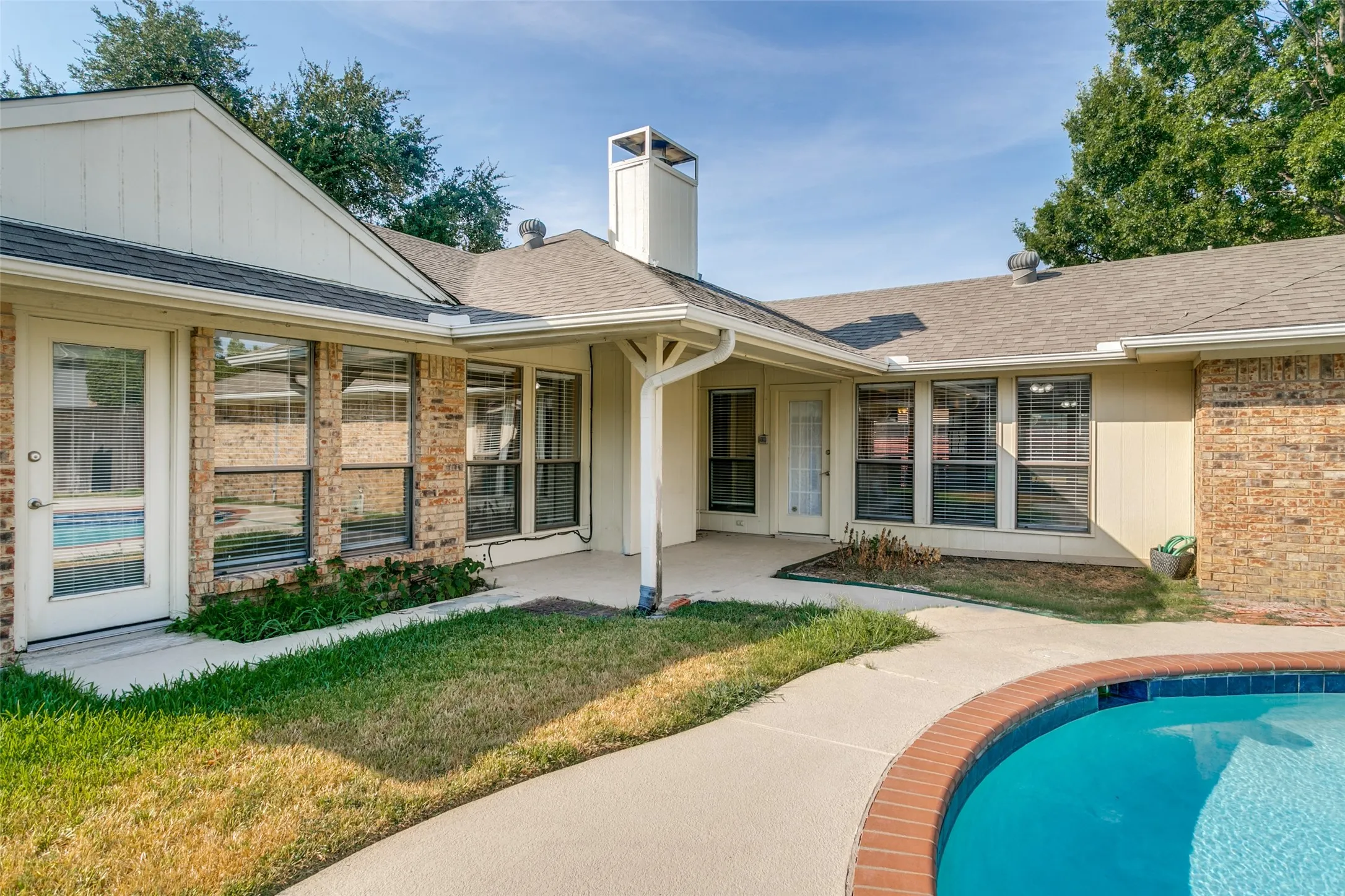 Single Family Residence For Sale in Denton County , 1927 E Branch Hollow Drive, Carrollton, Texas 75007, 3 Bedroom, 2 Bathroom, 2 Garage spaces, 1,804 Sqft, built in 1983, mls#21389717, Real Estate Agent in Carrollton, Homes For Sale in Denton county, Homes For Sale in Carrollton, Realtor in Carrollton Texas, Real Estate Brokerage Independent Realty Texas, Luminita Cordes Realtor