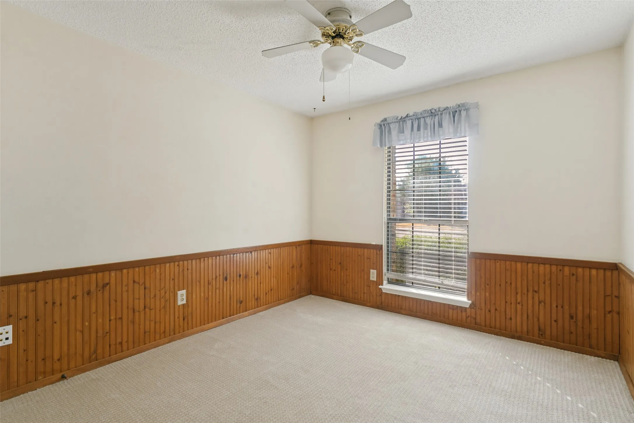 Single Family Residence For Sale in Denton County , 1927 E Branch Hollow Drive, Carrollton, Texas 75007, 3 Bedroom, 2 Bathroom, 2 Garage spaces, 1,804 Sqft, built in 1983, mls#21389717, Real Estate Agent in Carrollton, Homes For Sale in Denton county, Homes For Sale in Carrollton, Realtor in Carrollton Texas, Real Estate Brokerage Independent Realty Texas, Luminita Cordes Realtor