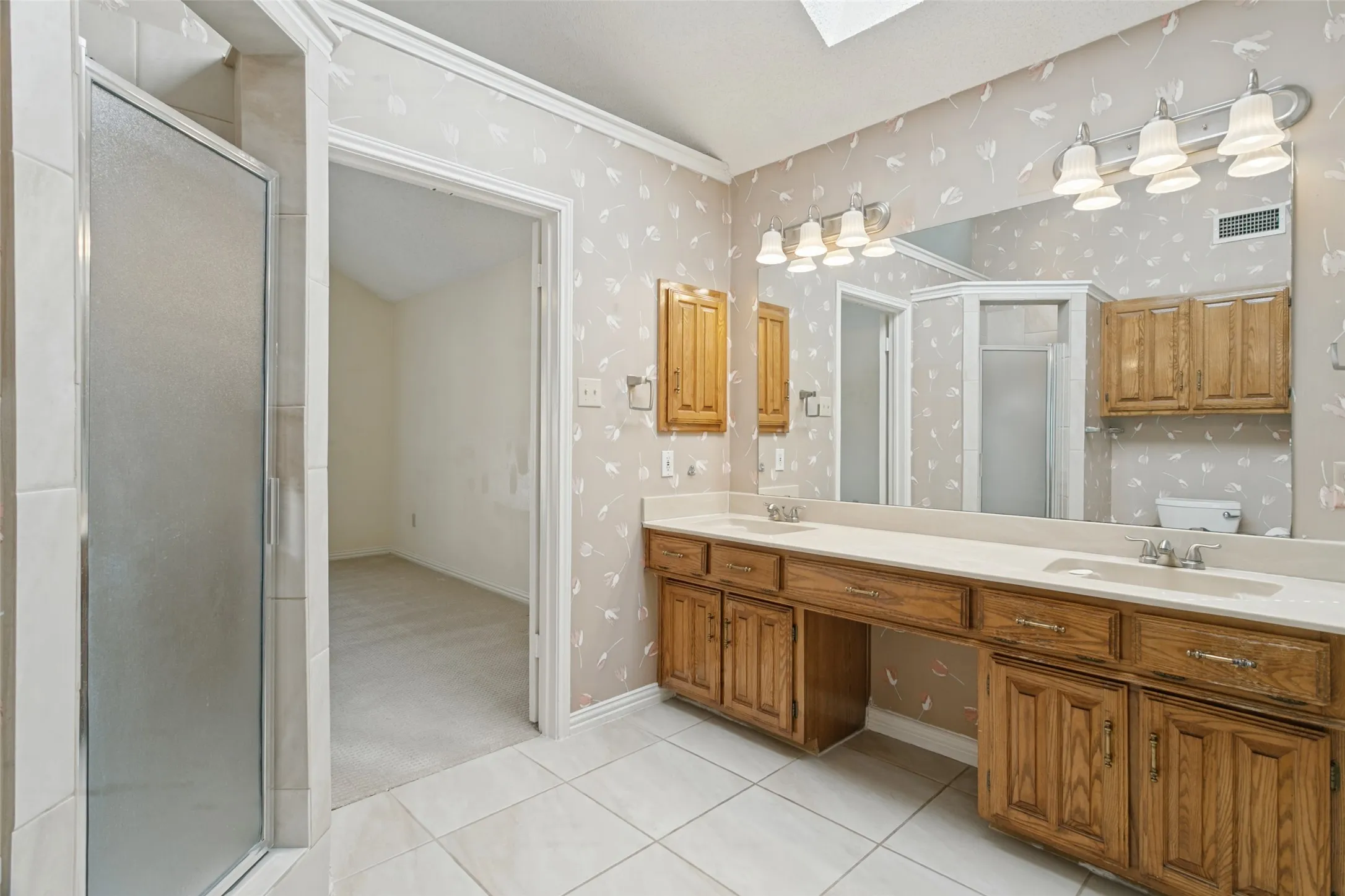 Single Family Residence For Sale in Denton County , 1927 E Branch Hollow Drive, Carrollton, Texas 75007, 3 Bedroom, 2 Bathroom, 2 Garage spaces, 1,804 Sqft, built in 1983, mls#21389717, Real Estate Agent in Carrollton, Homes For Sale in Denton county, Homes For Sale in Carrollton, Realtor in Carrollton Texas, Real Estate Brokerage Independent Realty Texas, Luminita Cordes Realtor