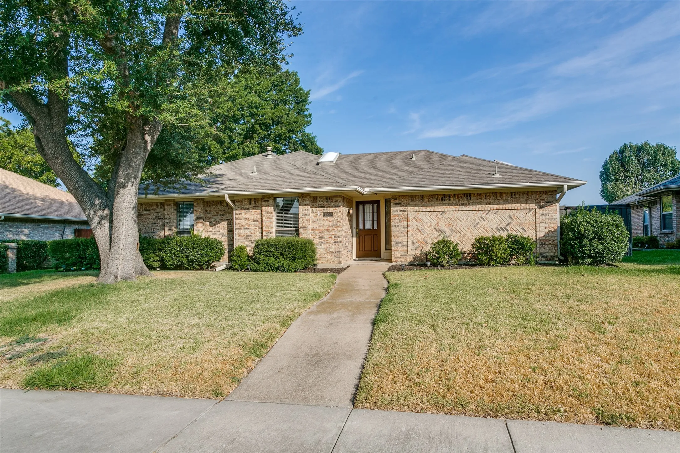 Single Family Residence For Sale in Denton County , 1927 E Branch Hollow Drive, Carrollton, Texas 75007, 3 Bedroom, 2 Bathroom, 2 Garage spaces, 1,804 Sqft, built in 1983, mls#21389717, Real Estate Agent in Carrollton, Homes For Sale in Denton county, Homes For Sale in Carrollton, Realtor in Carrollton Texas, Real Estate Brokerage Independent Realty Texas, Luminita Cordes Realtor
