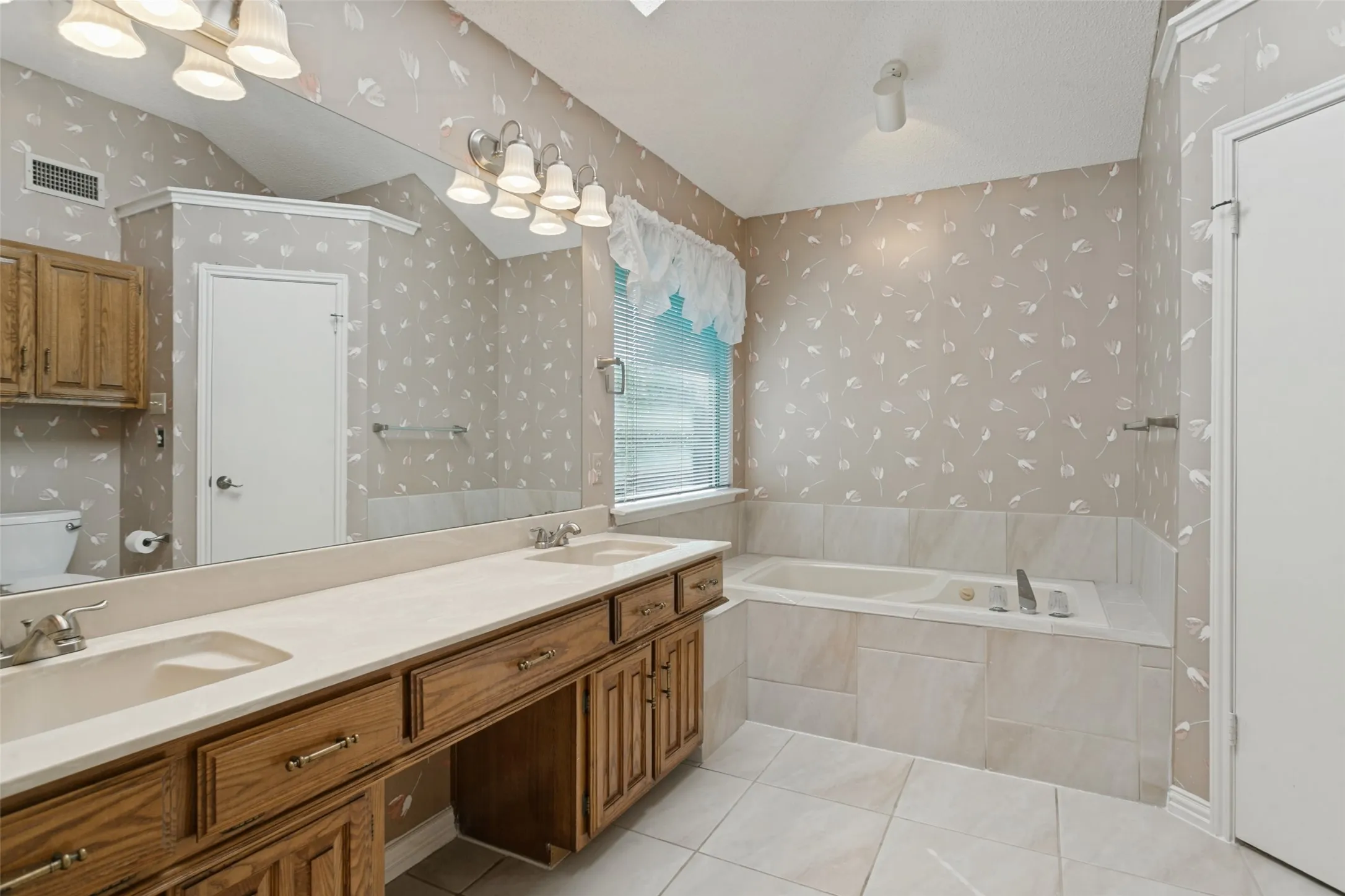 Single Family Residence For Sale in Denton County , 1927 E Branch Hollow Drive, Carrollton, Texas 75007, 3 Bedroom, 2 Bathroom, 2 Garage spaces, 1,804 Sqft, built in 1983, mls#21389717, Real Estate Agent in Carrollton, Homes For Sale in Denton county, Homes For Sale in Carrollton, Realtor in Carrollton Texas, Real Estate Brokerage Independent Realty Texas, Luminita Cordes Realtor