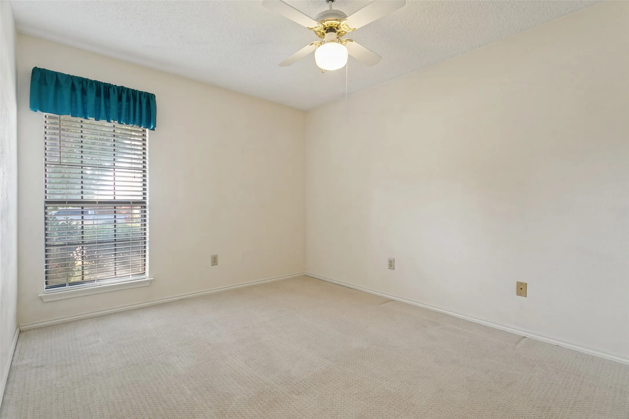 Single Family Residence For Sale in Denton County , 1927 E Branch Hollow Drive, Carrollton, Texas 75007, 3 Bedroom, 2 Bathroom, 2 Garage spaces, 1,804 Sqft, built in 1983, mls#21389717, Real Estate Agent in Carrollton, Homes For Sale in Denton county, Homes For Sale in Carrollton, Realtor in Carrollton Texas, Real Estate Brokerage Independent Realty Texas, Luminita Cordes Realtor