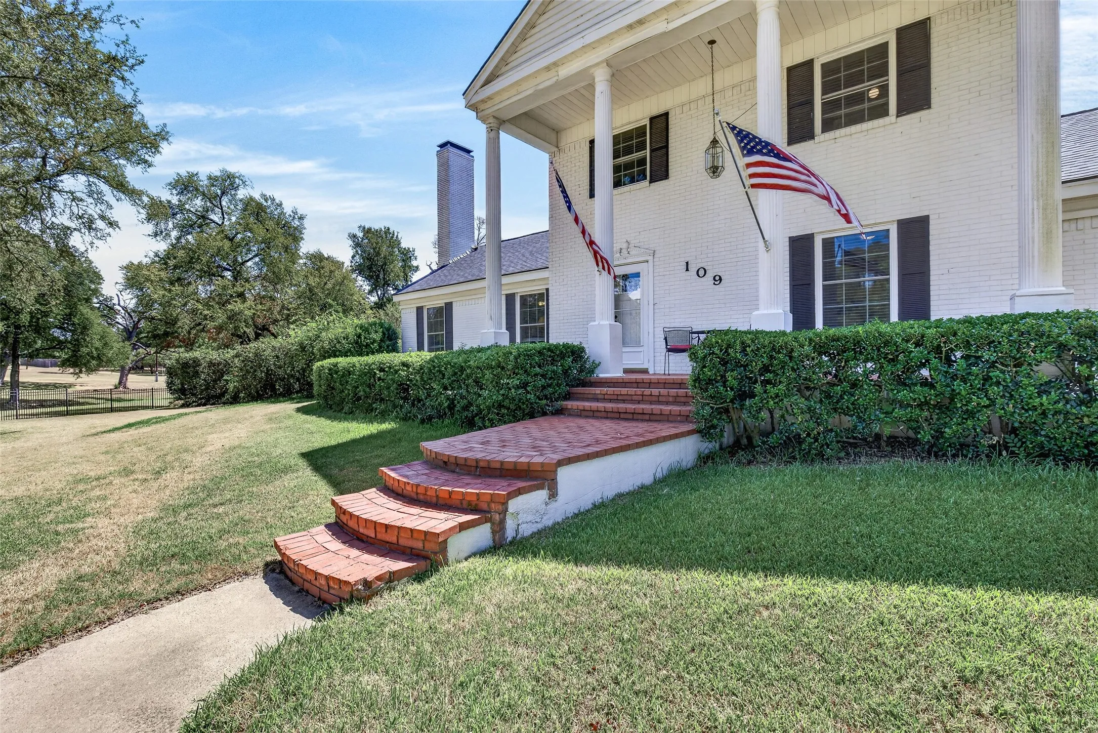 Single Family Residence For Sale in Henderson County , 109 Lilac Lane, Gun Barrel City, Texas 75156, 4 Bedroom, 3 Bathroom, 2 Garage spaces, 1,984 Sqft, built in 1966, mls#21386463, Real Estate Agent in Gun Barrel City, Homes For Sale in Henderson county, Homes For Sale in Gun Barrel City, Realtor in Gun Barrel City Texas, Real Estate Brokerage Independent Realty Texas, Luminita Cordes Realtor
