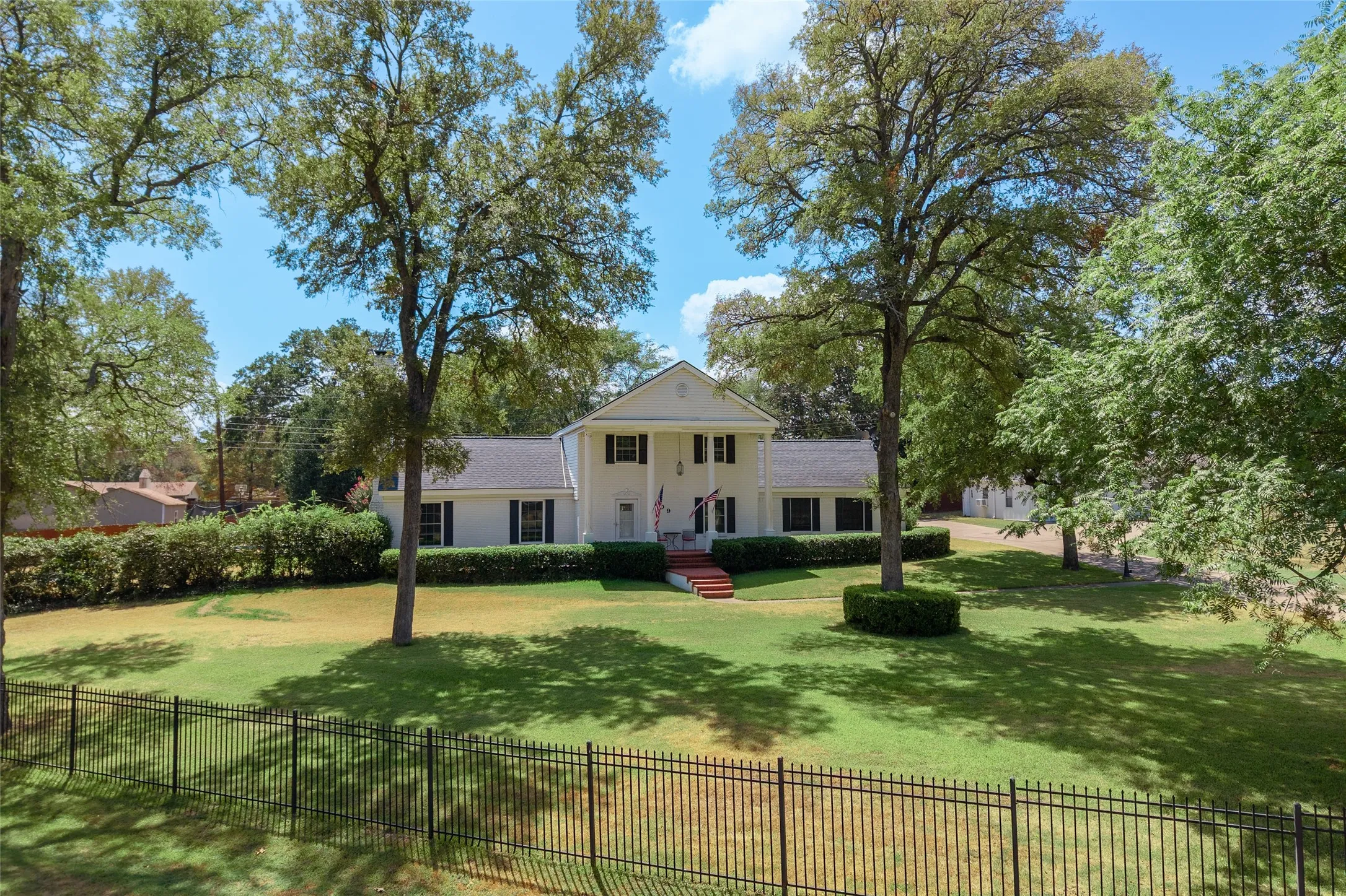Single Family Residence For Sale in Henderson County , 109 Lilac Lane, Gun Barrel City, Texas 75156, 4 Bedroom, 3 Bathroom, 2 Garage spaces, 1,984 Sqft, built in 1966, mls#21386463, Real Estate Agent in Gun Barrel City, Homes For Sale in Henderson county, Homes For Sale in Gun Barrel City, Realtor in Gun Barrel City Texas, Real Estate Brokerage Independent Realty Texas, Luminita Cordes Realtor