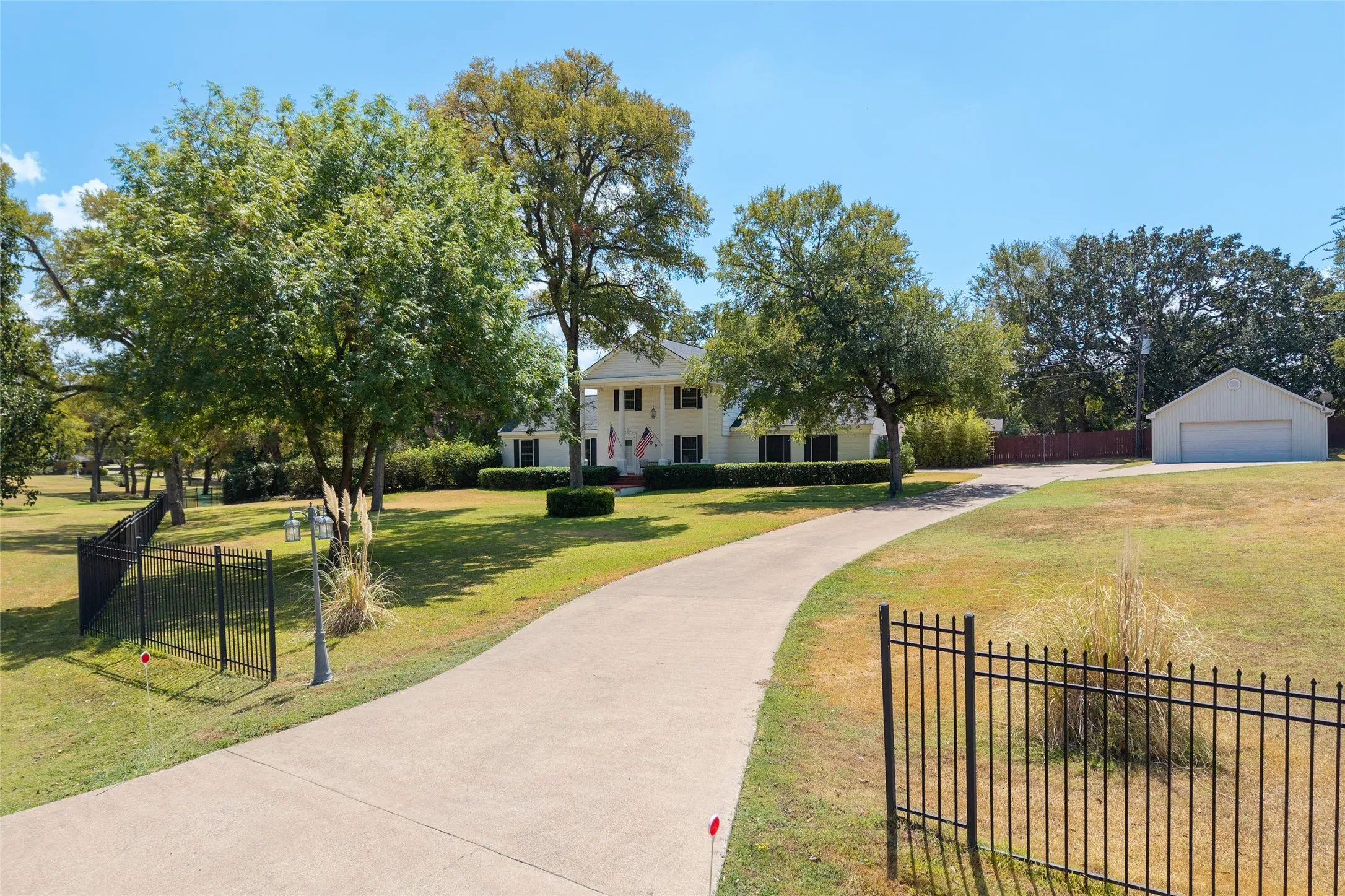 Single Family Residence For Sale in Henderson County , 109 Lilac Lane, Gun Barrel City, Texas 75156, 4 Bedroom, 3 Bathroom, 2 Garage spaces, 1,984 Sqft, built in 1966, mls#21386463, Real Estate Agent in Gun Barrel City, Homes For Sale in Henderson county, Homes For Sale in Gun Barrel City, Realtor in Gun Barrel City Texas, Real Estate Brokerage Independent Realty Texas, Luminita Cordes Realtor