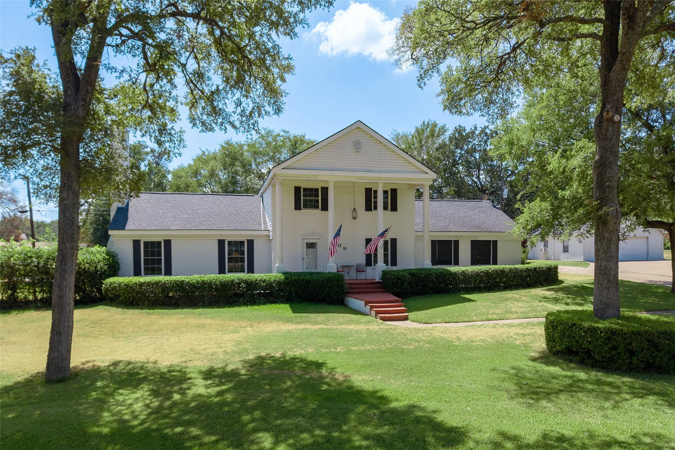 Single Family Residence For Sale in Henderson County , 109 Lilac Lane, Gun Barrel City, Texas 75156, 4 Bedroom, 3 Bathroom, 2 Garage spaces, 1,984 Sqft, built in 1966, mls#21386463, Real Estate Agent in Gun Barrel City, Homes For Sale in Henderson county, Homes For Sale in Gun Barrel City, Realtor in Gun Barrel City Texas, Real Estate Brokerage Independent Realty Texas, Luminita Cordes Realtor