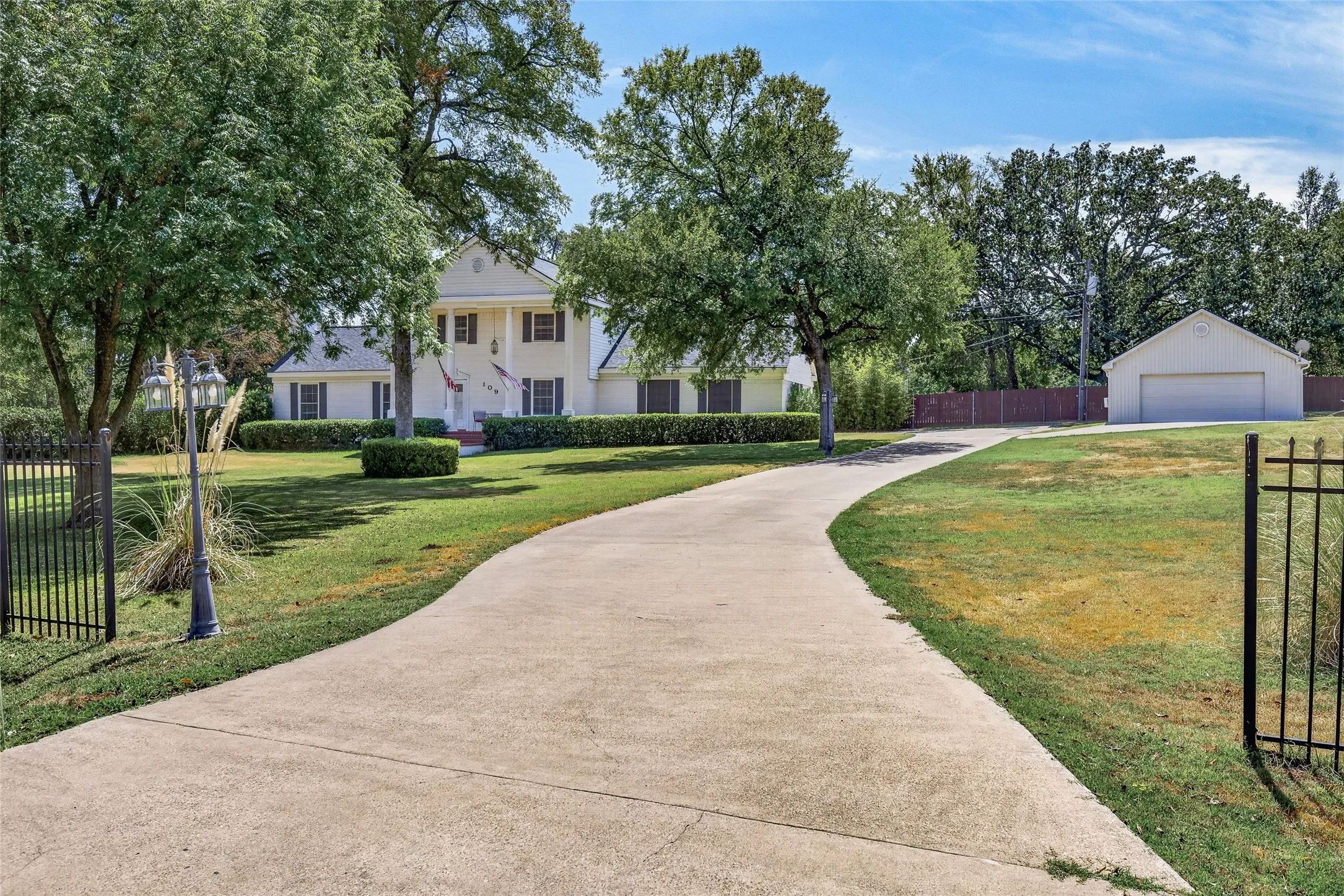 Single Family Residence For Sale in Henderson County , 109 Lilac Lane, Gun Barrel City, Texas 75156, 4 Bedroom, 3 Bathroom, 2 Garage spaces, 1,984 Sqft, built in 1966, mls#21386463, Real Estate Agent in Gun Barrel City, Homes For Sale in Henderson county, Homes For Sale in Gun Barrel City, Realtor in Gun Barrel City Texas, Real Estate Brokerage Independent Realty Texas, Luminita Cordes Realtor