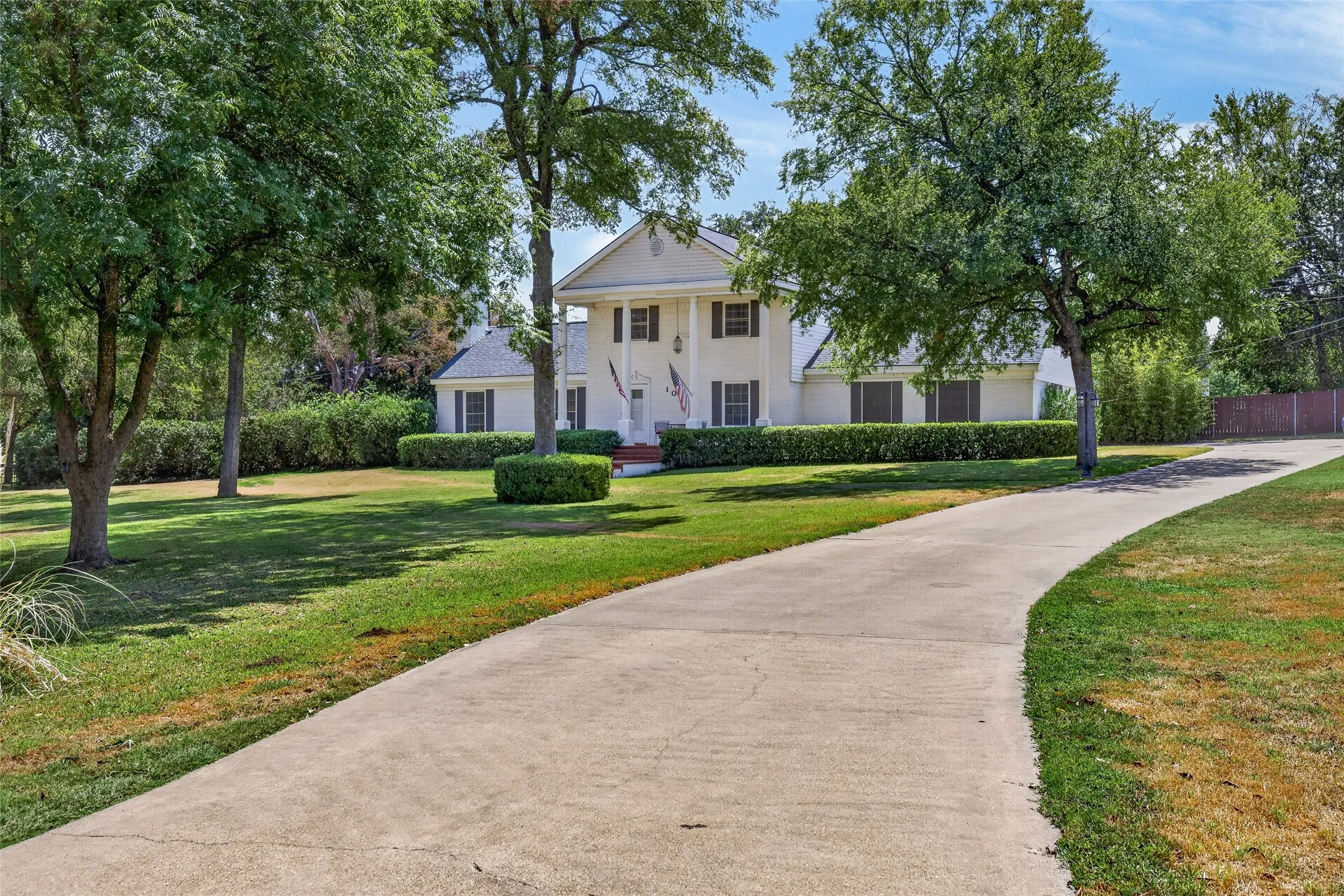 Single Family Residence For Sale in Henderson County , 109 Lilac Lane, Gun Barrel City, Texas 75156, 4 Bedroom, 3 Bathroom, 2 Garage spaces, 1,984 Sqft, built in 1966, mls#21386463, Real Estate Agent in Gun Barrel City, Homes For Sale in Henderson county, Homes For Sale in Gun Barrel City, Realtor in Gun Barrel City Texas, Real Estate Brokerage Independent Realty Texas, Luminita Cordes Realtor