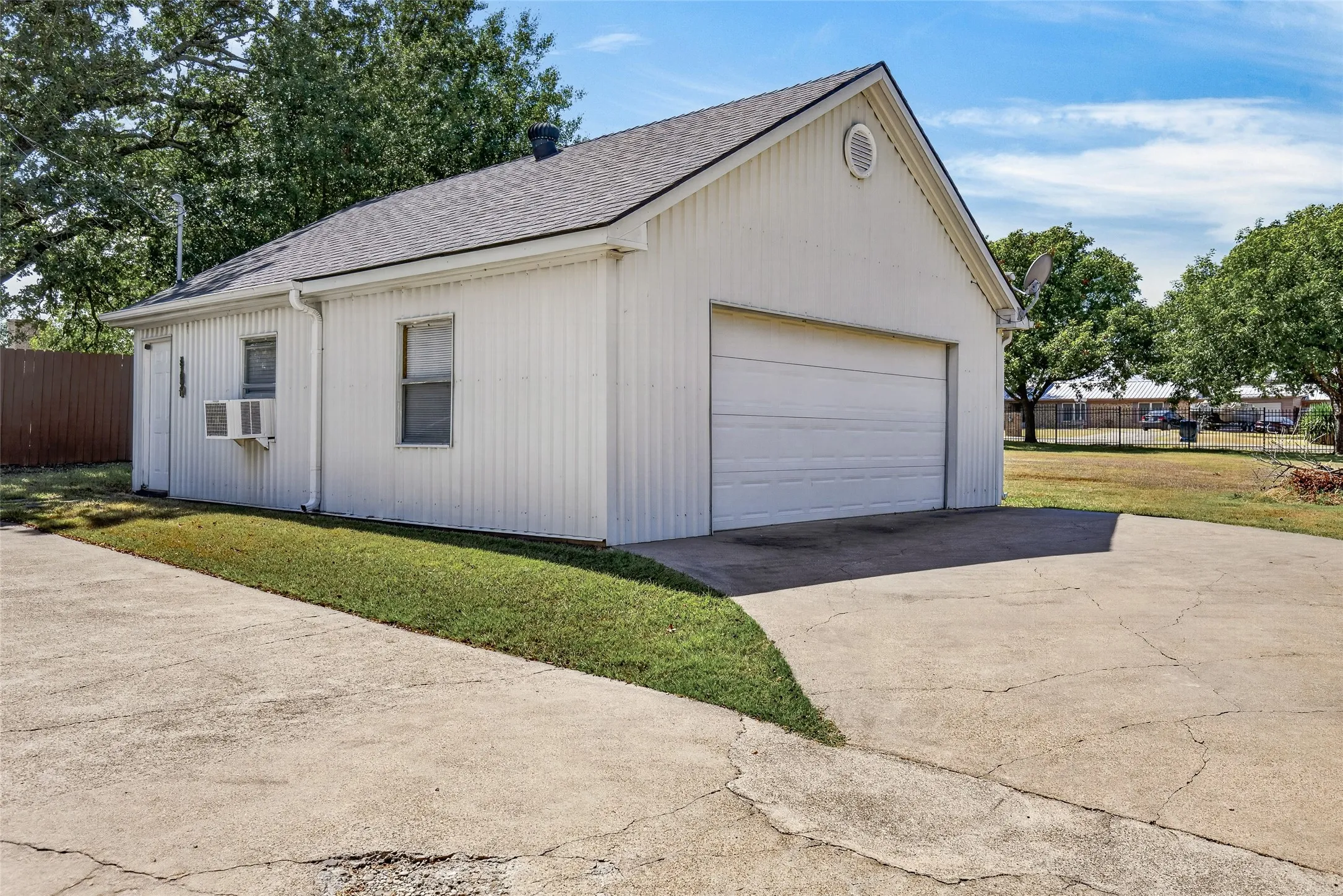 Versital out building can be used for studio, workshop or garage