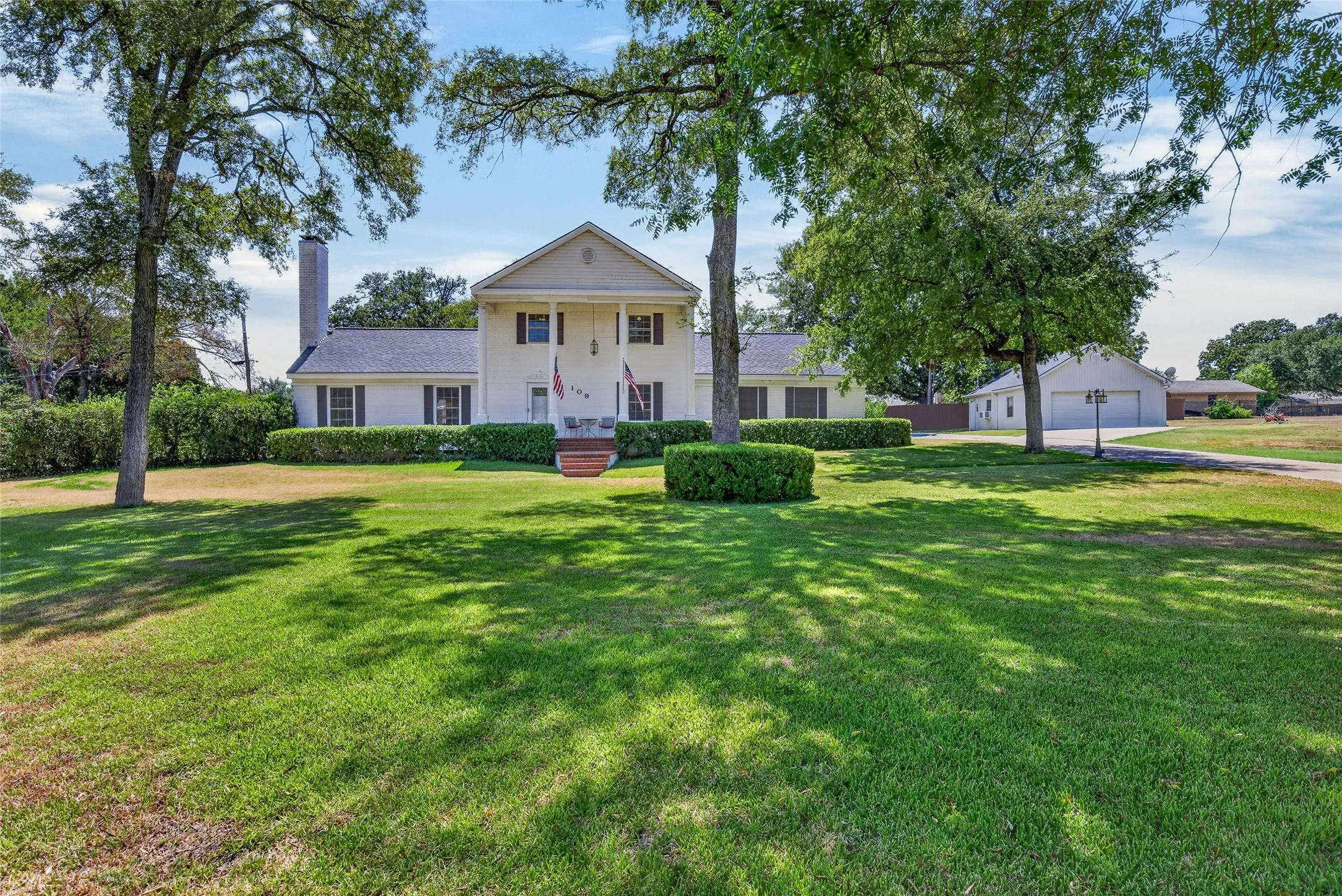 Single Family Residence For Sale in Henderson County , 109 Lilac Lane, Gun Barrel City, Texas 75156, 4 Bedroom, 3 Bathroom, 2 Garage spaces, 1,984 Sqft, built in 1966, mls#21386463, Real Estate Agent in Gun Barrel City, Homes For Sale in Henderson county, Homes For Sale in Gun Barrel City, Realtor in Gun Barrel City Texas, Real Estate Brokerage Independent Realty Texas, Luminita Cordes Realtor