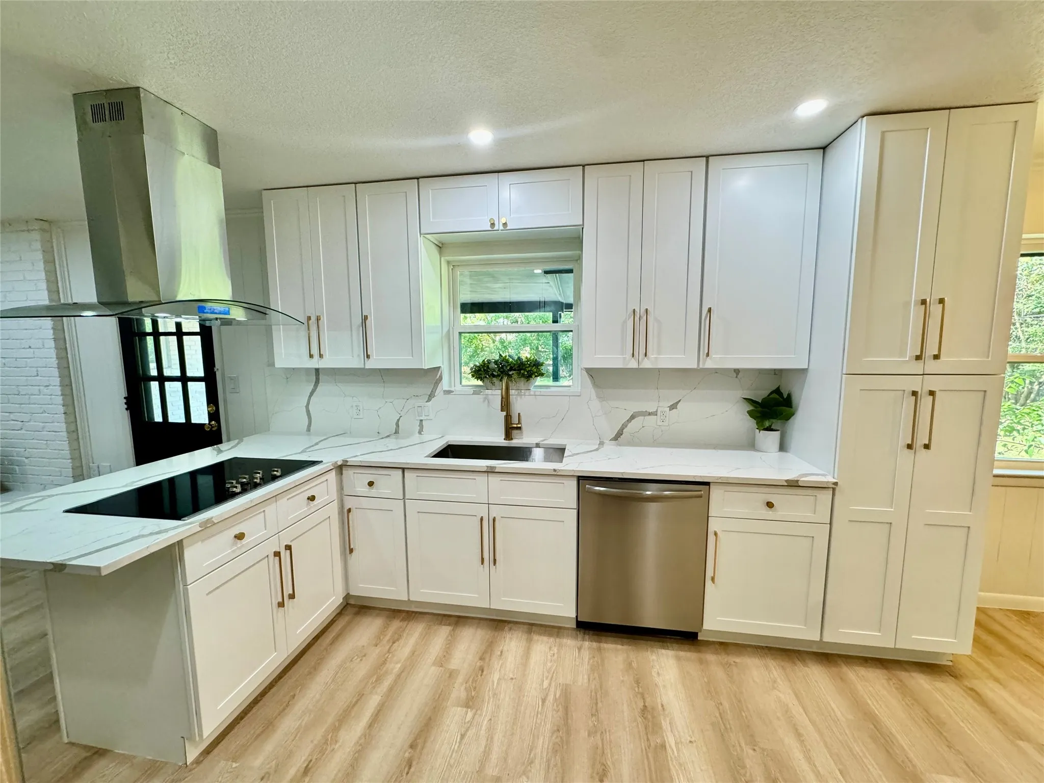 Single Family Residence For Rent in Tarrant County , 6200 Wrigley Way, Fort Worth, Texas 76133, 3 Bedroom, 2 Bathroom, 2 Garage spaces, 2,086 Sqft, built in 1967, mls#21388786, Real Estate Agent in Fort Worth, Homes For Rent in Tarrant county, Homes For Rent in Fort Worth, Realtor in Fort Worth Texas, Real Estate Brokerage Independent Realty Texas, Luminita Cordes Realtor