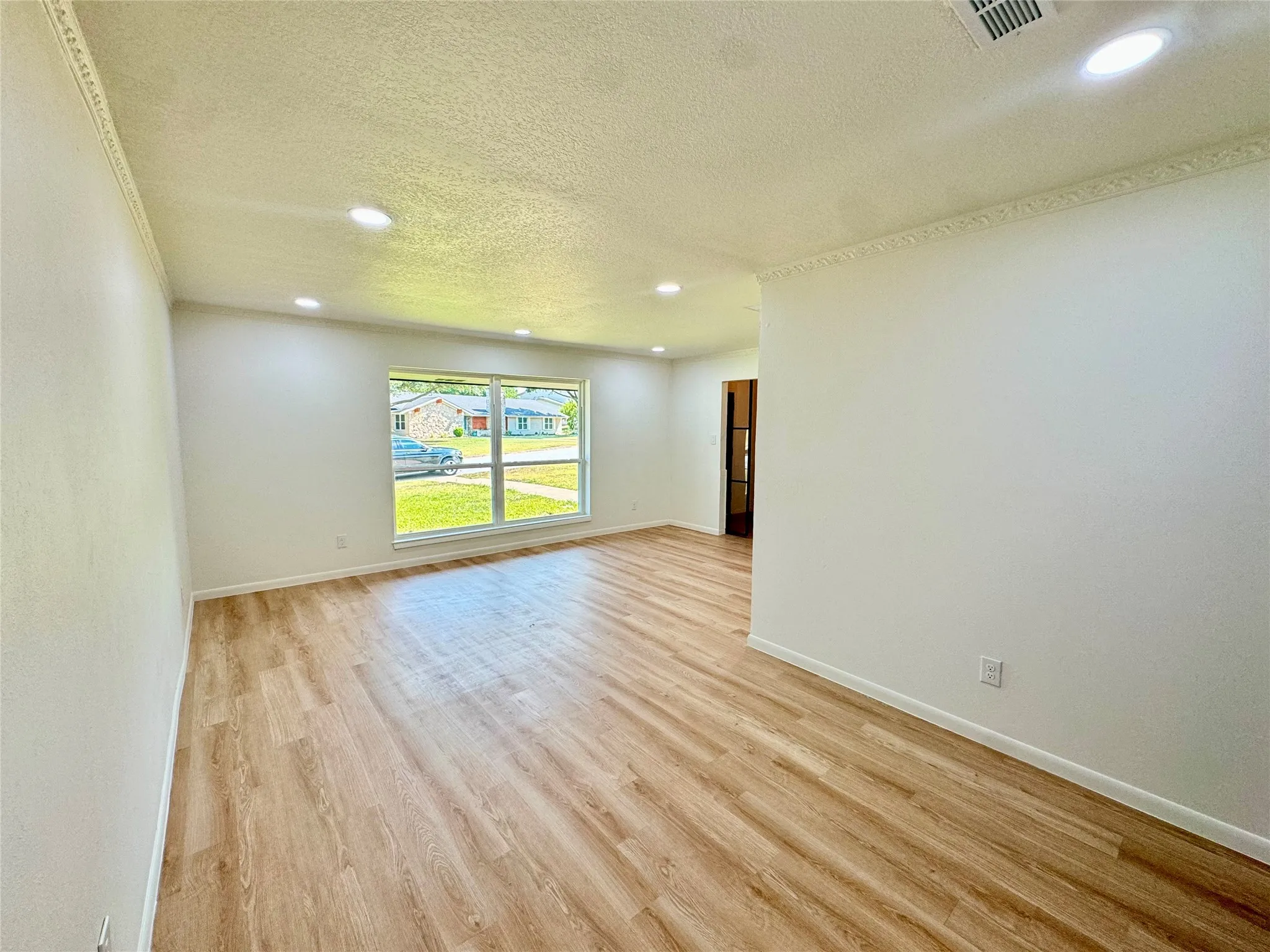 Single Family Residence For Rent in Tarrant County , 6200 Wrigley Way, Fort Worth, Texas 76133, 3 Bedroom, 2 Bathroom, 2 Garage spaces, 2,086 Sqft, built in 1967, mls#21388786, Real Estate Agent in Fort Worth, Homes For Rent in Tarrant county, Homes For Rent in Fort Worth, Realtor in Fort Worth Texas, Real Estate Brokerage Independent Realty Texas, Luminita Cordes Realtor