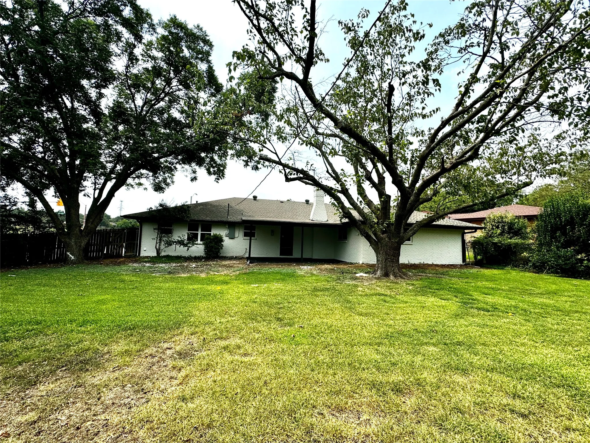 Single Family Residence For Rent in Tarrant County , 6200 Wrigley Way, Fort Worth, Texas 76133, 3 Bedroom, 2 Bathroom, 2 Garage spaces, 2,086 Sqft, built in 1967, mls#21388786, Real Estate Agent in Fort Worth, Homes For Rent in Tarrant county, Homes For Rent in Fort Worth, Realtor in Fort Worth Texas, Real Estate Brokerage Independent Realty Texas, Luminita Cordes Realtor