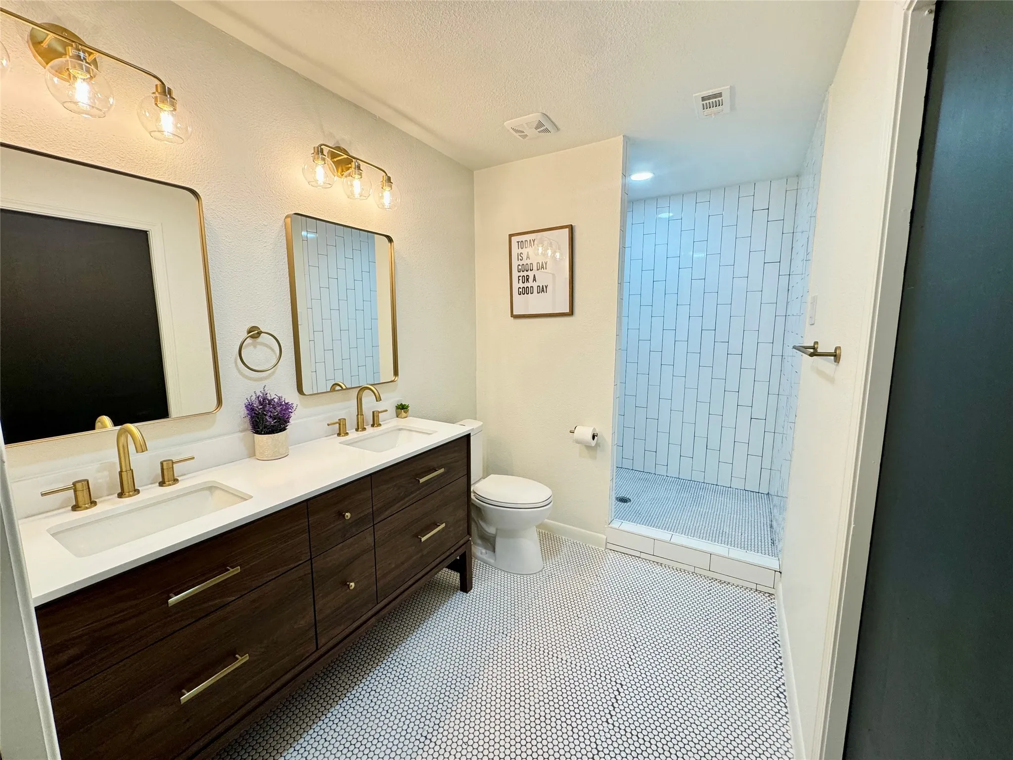 Single Family Residence For Rent in Tarrant County , 6200 Wrigley Way, Fort Worth, Texas 76133, 3 Bedroom, 2 Bathroom, 2 Garage spaces, 2,086 Sqft, built in 1967, mls#21388786, Real Estate Agent in Fort Worth, Homes For Rent in Tarrant county, Homes For Rent in Fort Worth, Realtor in Fort Worth Texas, Real Estate Brokerage Independent Realty Texas, Luminita Cordes Realtor