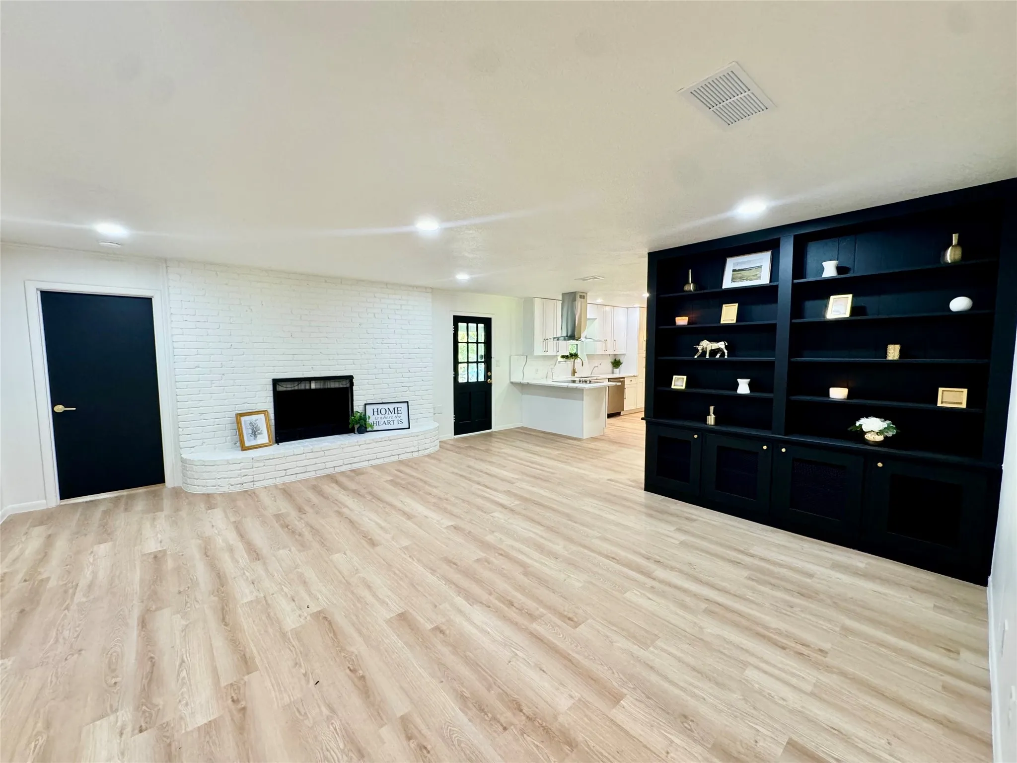Single Family Residence For Rent in Tarrant County , 6200 Wrigley Way, Fort Worth, Texas 76133, 3 Bedroom, 2 Bathroom, 2 Garage spaces, 2,086 Sqft, built in 1967, mls#21388786, Real Estate Agent in Fort Worth, Homes For Rent in Tarrant county, Homes For Rent in Fort Worth, Realtor in Fort Worth Texas, Real Estate Brokerage Independent Realty Texas, Luminita Cordes Realtor