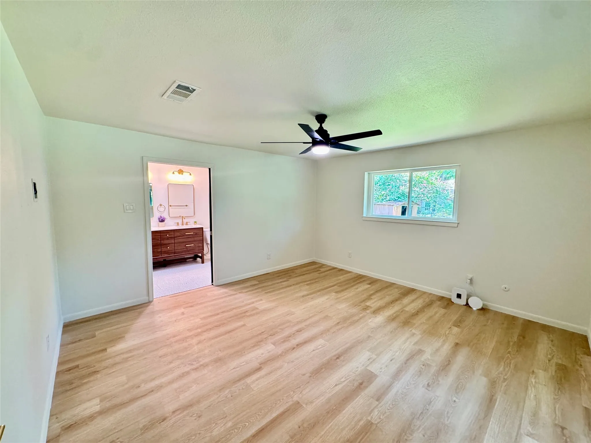 Single Family Residence For Rent in Tarrant County , 6200 Wrigley Way, Fort Worth, Texas 76133, 3 Bedroom, 2 Bathroom, 2 Garage spaces, 2,086 Sqft, built in 1967, mls#21388786, Real Estate Agent in Fort Worth, Homes For Rent in Tarrant county, Homes For Rent in Fort Worth, Realtor in Fort Worth Texas, Real Estate Brokerage Independent Realty Texas, Luminita Cordes Realtor