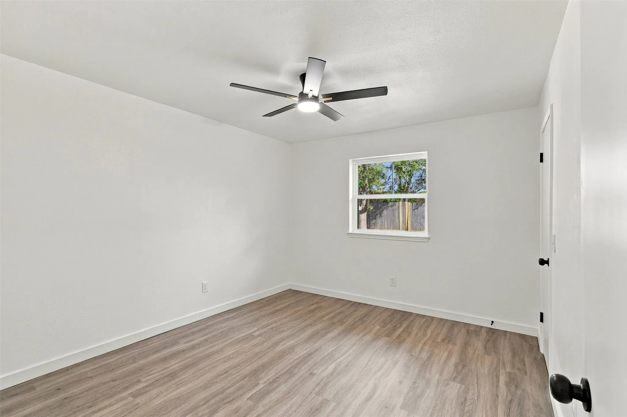 Single Family Residence For Sale in Tarrant County , 1709 Northaven Court, Arlington, Texas 76012, 3 Bedroom, 2 Bathroom, 2 Garage spaces, 1,526 Sqft, built in 1965, mls#21389648, Real Estate Agent in Arlington, Homes For Sale in Tarrant county, Homes For Sale in Arlington, Realtor in Arlington Texas, Real Estate Brokerage Independent Realty Texas, Luminita Cordes Realtor
