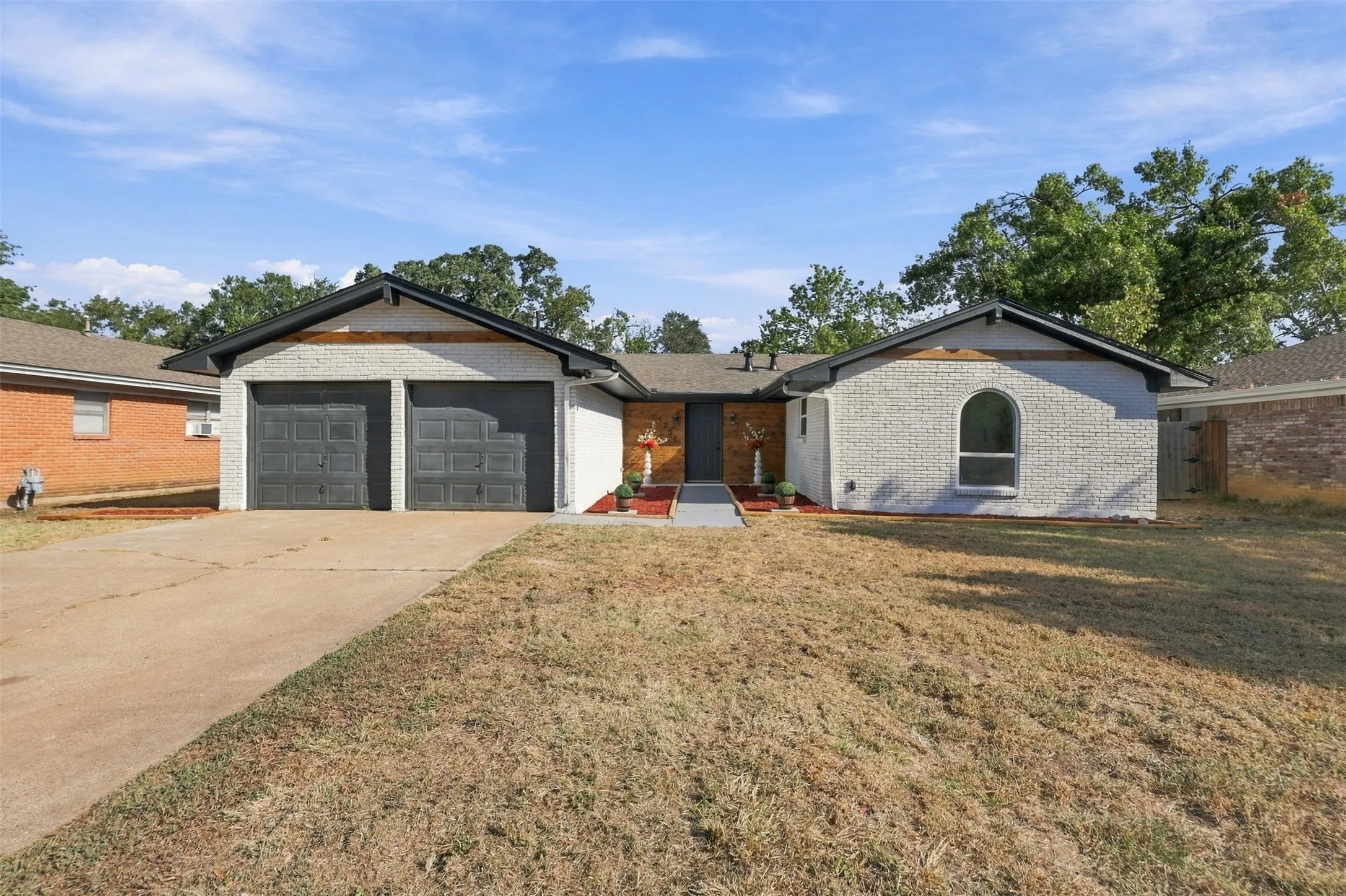 Single Family Residence For Sale in Tarrant County , 1709 Northaven Court, Arlington, Texas 76012, 3 Bedroom, 2 Bathroom, 2 Garage spaces, 1,526 Sqft, built in 1965, mls#21389648, Real Estate Agent in Arlington, Homes For Sale in Tarrant county, Homes For Sale in Arlington, Realtor in Arlington Texas, Real Estate Brokerage Independent Realty Texas, Luminita Cordes Realtor