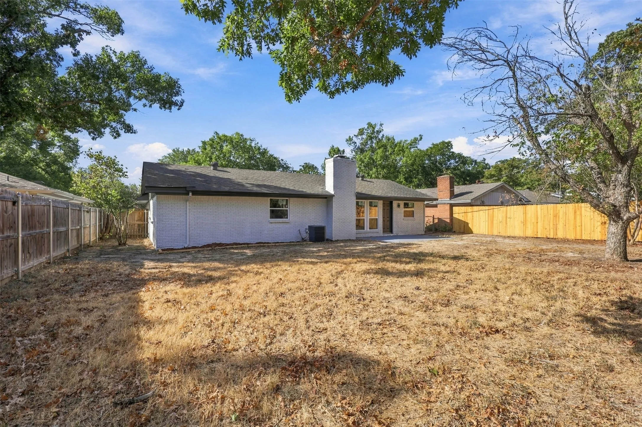Single Family Residence For Sale in Tarrant County , 1709 Northaven Court, Arlington, Texas 76012, 3 Bedroom, 2 Bathroom, 2 Garage spaces, 1,526 Sqft, built in 1965, mls#21389648, Real Estate Agent in Arlington, Homes For Sale in Tarrant county, Homes For Sale in Arlington, Realtor in Arlington Texas, Real Estate Brokerage Independent Realty Texas, Luminita Cordes Realtor