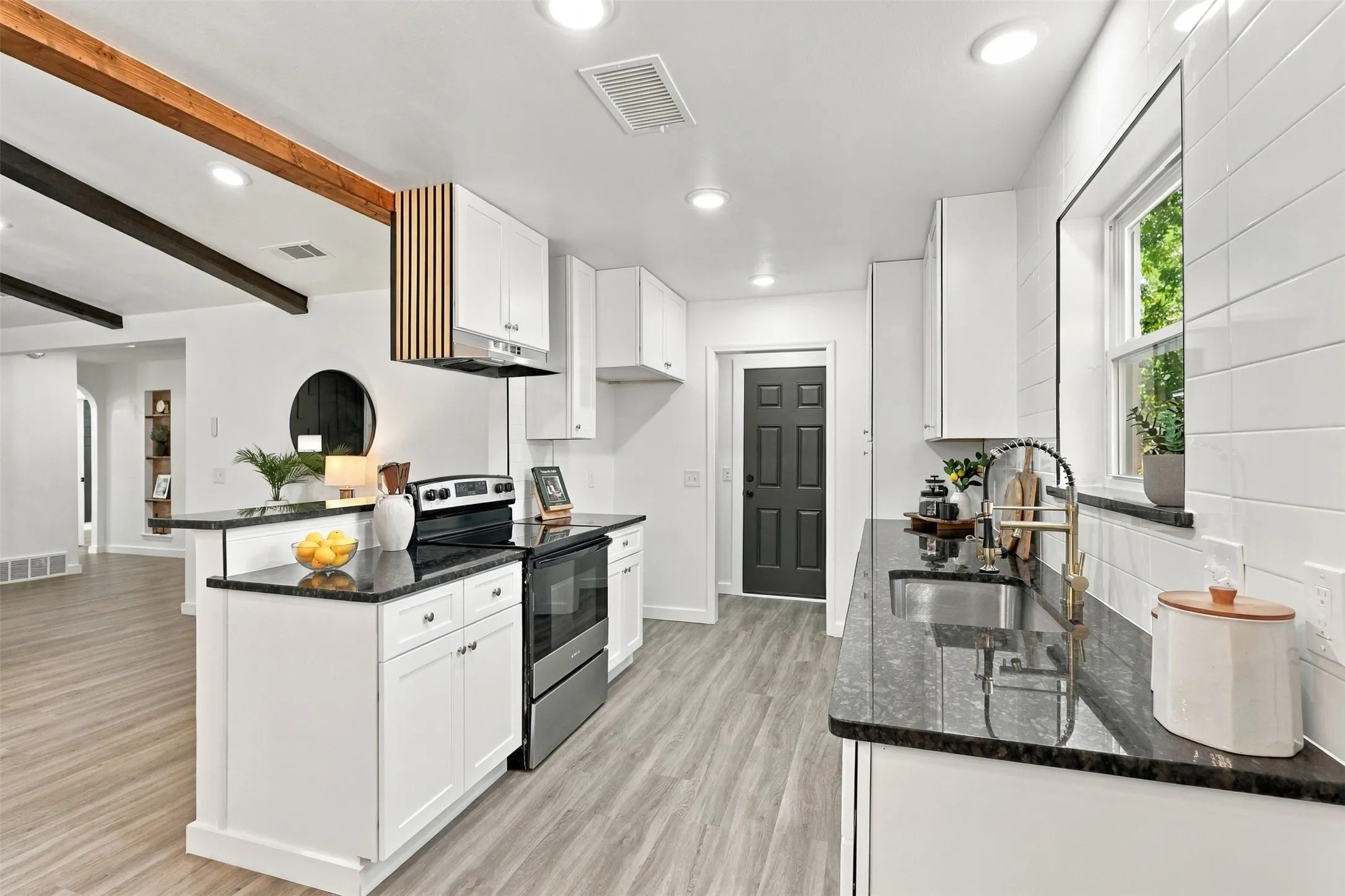 Single Family Residence For Sale in Tarrant County , 1709 Northaven Court, Arlington, Texas 76012, 3 Bedroom, 2 Bathroom, 2 Garage spaces, 1,526 Sqft, built in 1965, mls#21389648, Real Estate Agent in Arlington, Homes For Sale in Tarrant county, Homes For Sale in Arlington, Realtor in Arlington Texas, Real Estate Brokerage Independent Realty Texas, Luminita Cordes Realtor