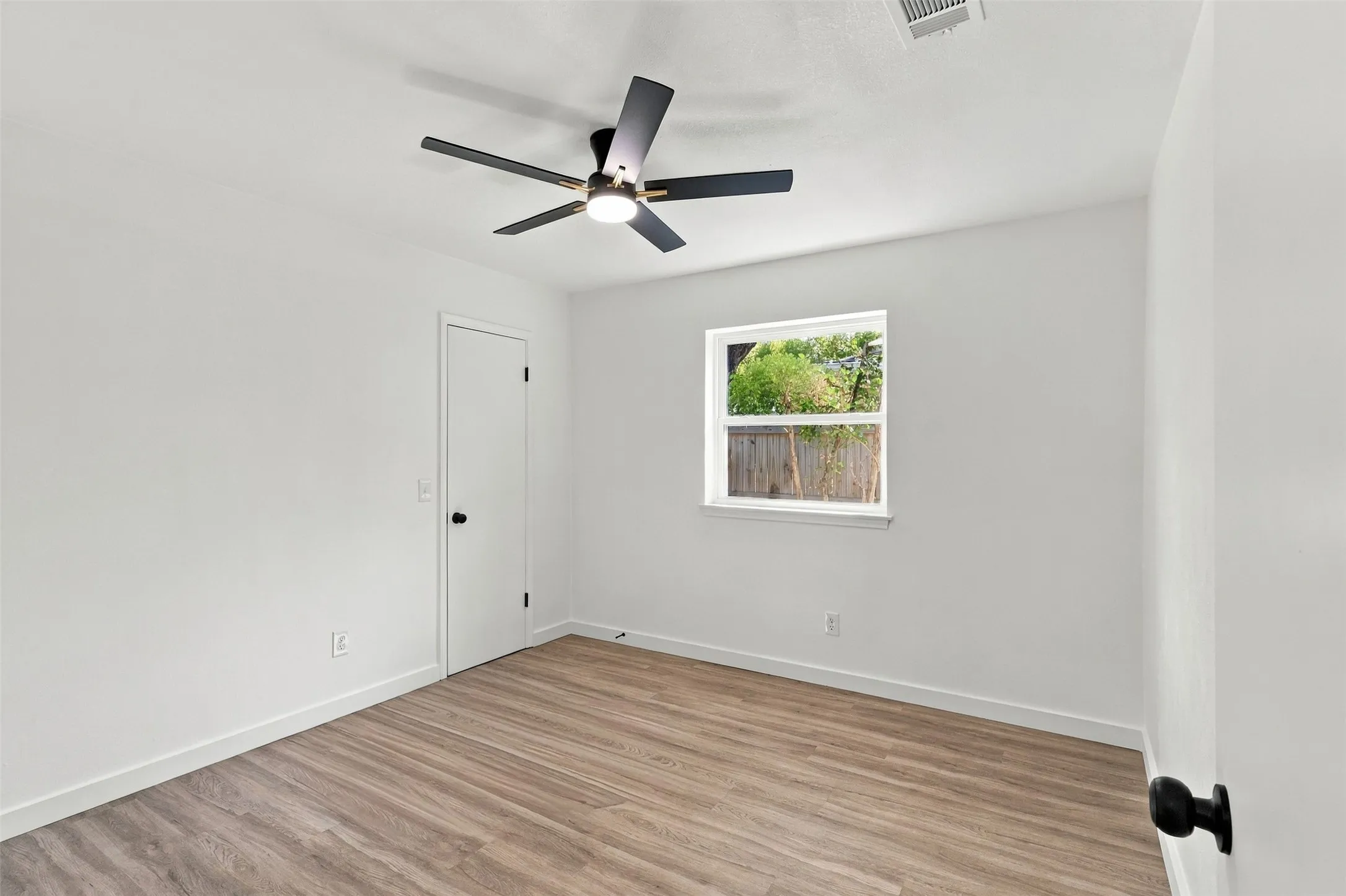 Single Family Residence For Sale in Tarrant County , 1709 Northaven Court, Arlington, Texas 76012, 3 Bedroom, 2 Bathroom, 2 Garage spaces, 1,526 Sqft, built in 1965, mls#21389648, Real Estate Agent in Arlington, Homes For Sale in Tarrant county, Homes For Sale in Arlington, Realtor in Arlington Texas, Real Estate Brokerage Independent Realty Texas, Luminita Cordes Realtor