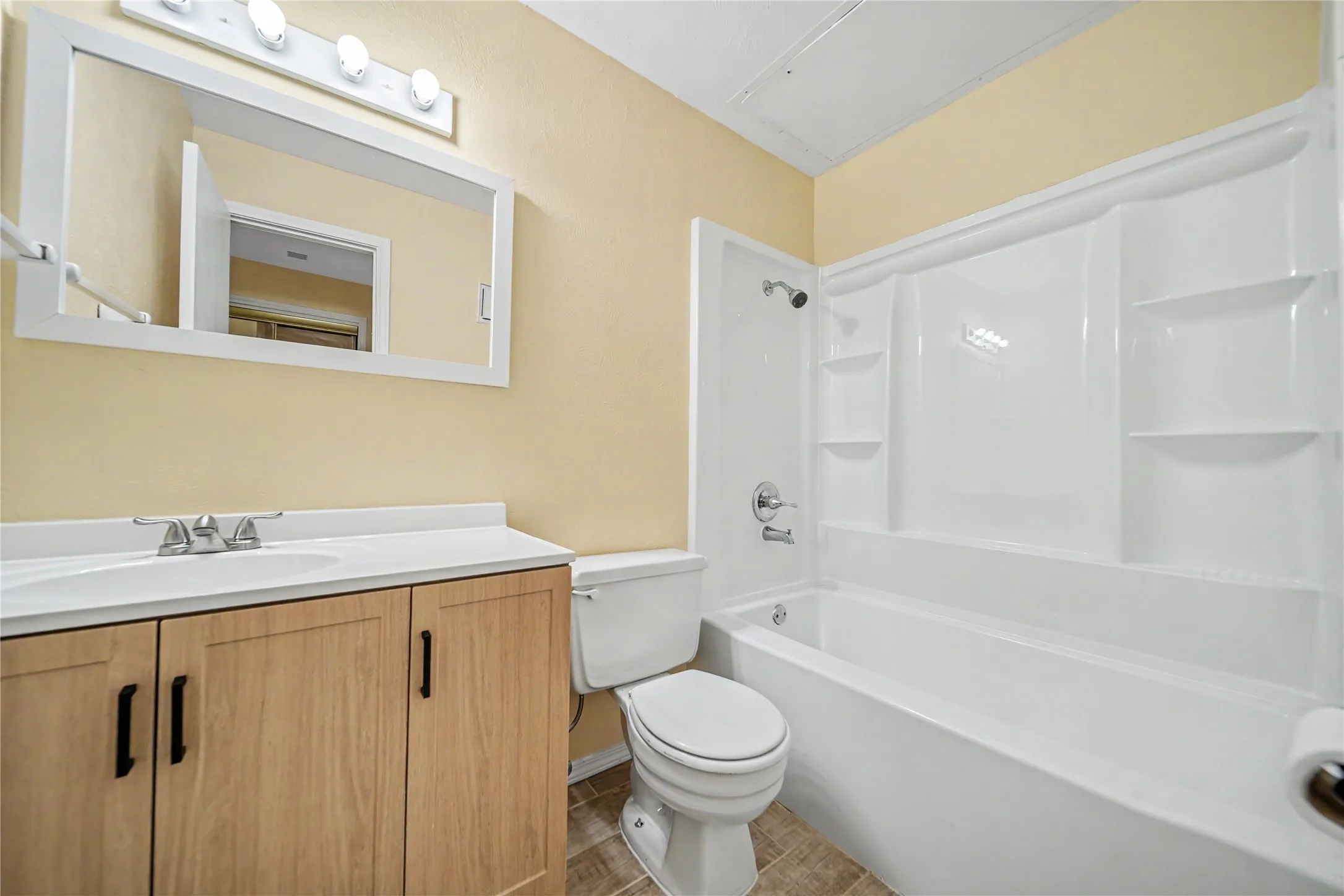Condominium For Sale in Dallas County , 4430 Point Boulevard 101, Garland, Texas 75043, 2 Bedroom, 1 Bathroom, Garage spaces, 736 Sqft, built in 1983, mls#21381317, Real Estate Agent in Garland, Homes For Sale in Dallas county, Homes For Sale in Garland, Realtor in Garland Texas, Real Estate Brokerage Independent Realty Texas, Luminita Cordes Realtor