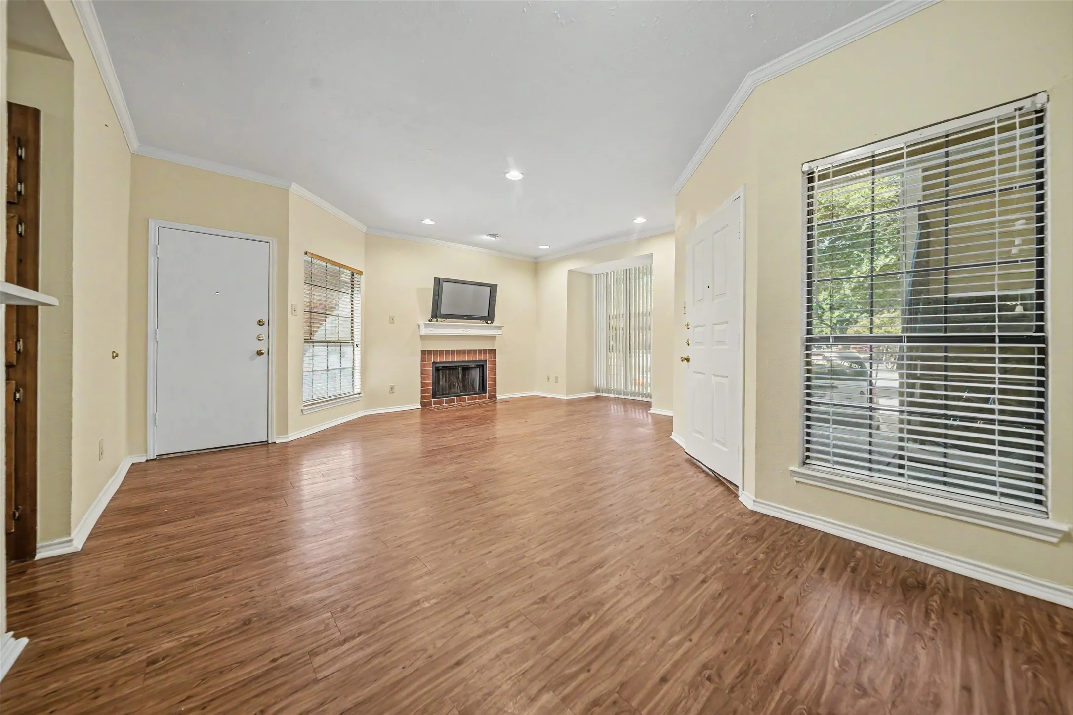 Condominium For Sale in Dallas County , 4430 Point Boulevard 101, Garland, Texas 75043, 2 Bedroom, 1 Bathroom, Garage spaces, 736 Sqft, built in 1983, mls#21381317, Real Estate Agent in Garland, Homes For Sale in Dallas county, Homes For Sale in Garland, Realtor in Garland Texas, Real Estate Brokerage Independent Realty Texas, Luminita Cordes Realtor