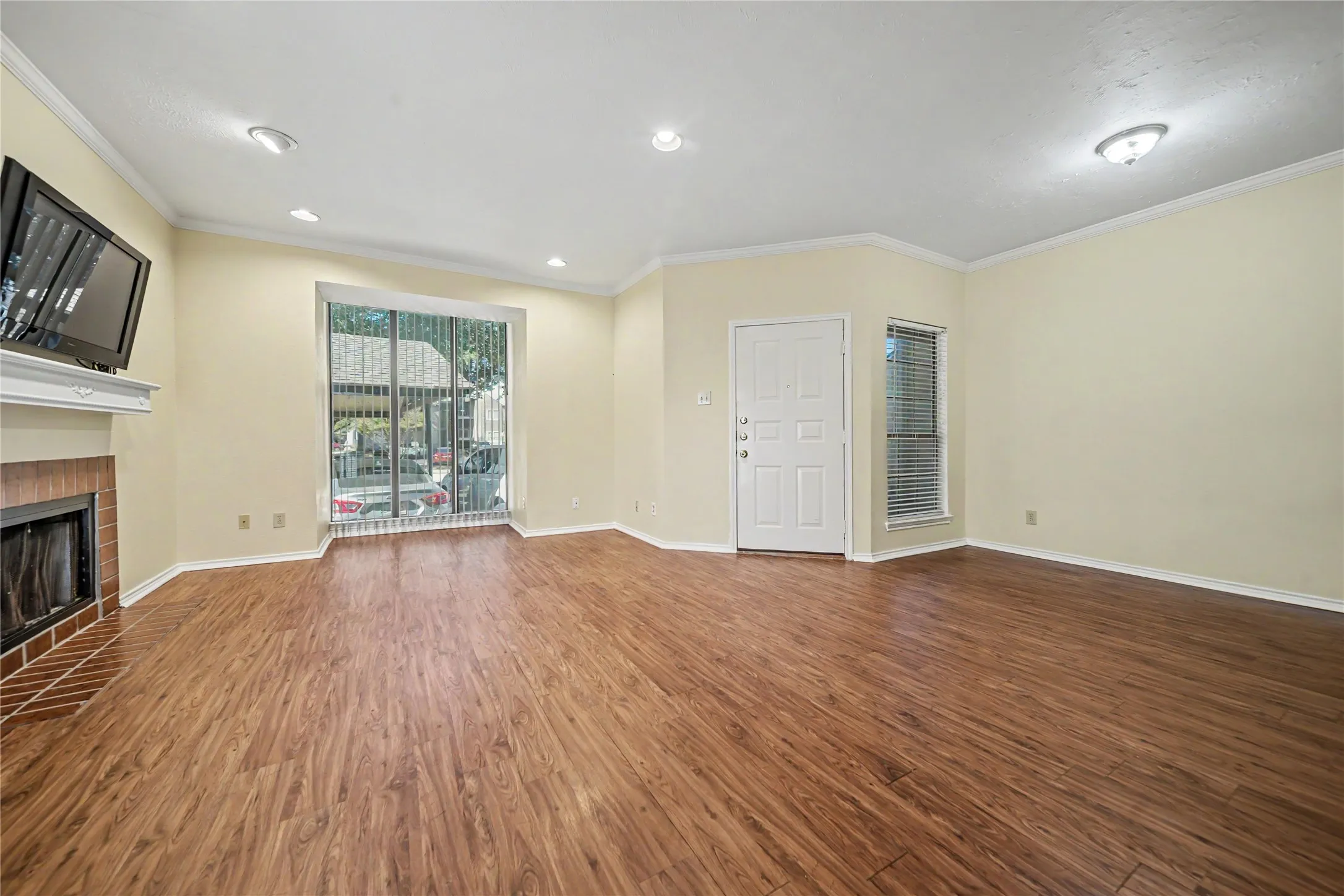Condominium For Sale in Dallas County , 4430 Point Boulevard 101, Garland, Texas 75043, 2 Bedroom, 1 Bathroom, Garage spaces, 736 Sqft, built in 1983, mls#21381317, Real Estate Agent in Garland, Homes For Sale in Dallas county, Homes For Sale in Garland, Realtor in Garland Texas, Real Estate Brokerage Independent Realty Texas, Luminita Cordes Realtor