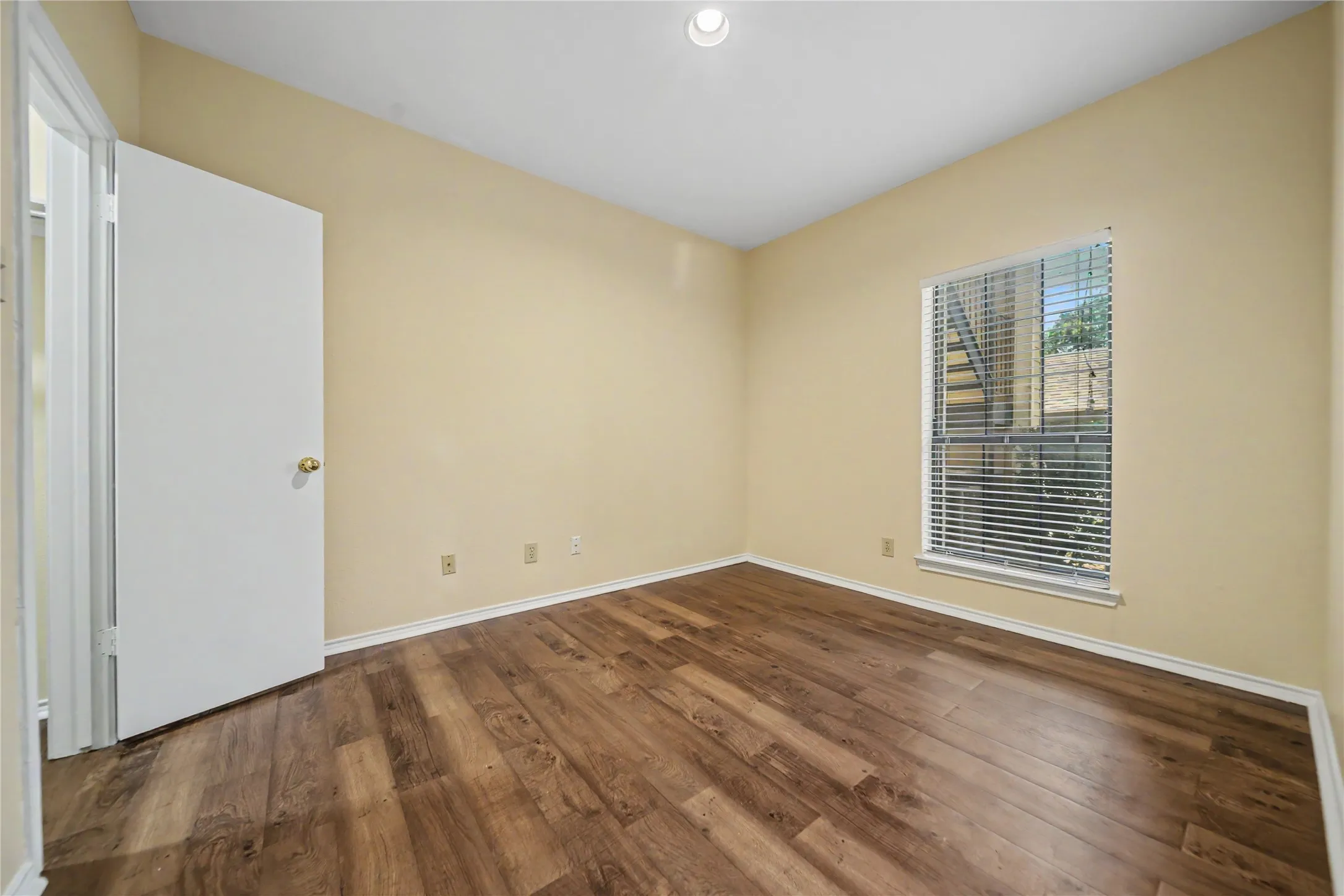 Condominium For Sale in Dallas County , 4430 Point Boulevard 101, Garland, Texas 75043, 2 Bedroom, 1 Bathroom, Garage spaces, 736 Sqft, built in 1983, mls#21381317, Real Estate Agent in Garland, Homes For Sale in Dallas county, Homes For Sale in Garland, Realtor in Garland Texas, Real Estate Brokerage Independent Realty Texas, Luminita Cordes Realtor