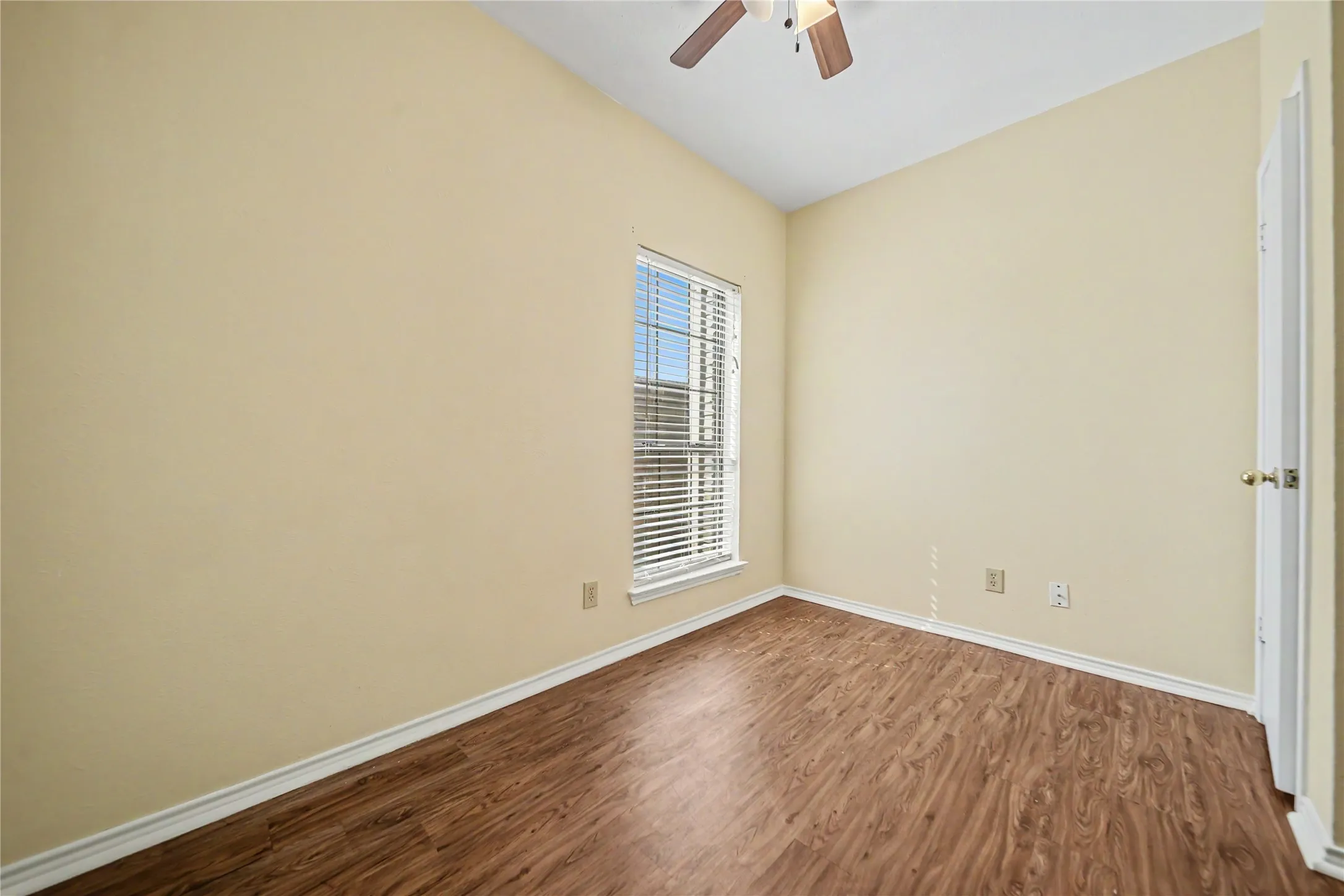 Condominium For Sale in Dallas County , 4430 Point Boulevard 101, Garland, Texas 75043, 2 Bedroom, 1 Bathroom, Garage spaces, 736 Sqft, built in 1983, mls#21381317, Real Estate Agent in Garland, Homes For Sale in Dallas county, Homes For Sale in Garland, Realtor in Garland Texas, Real Estate Brokerage Independent Realty Texas, Luminita Cordes Realtor