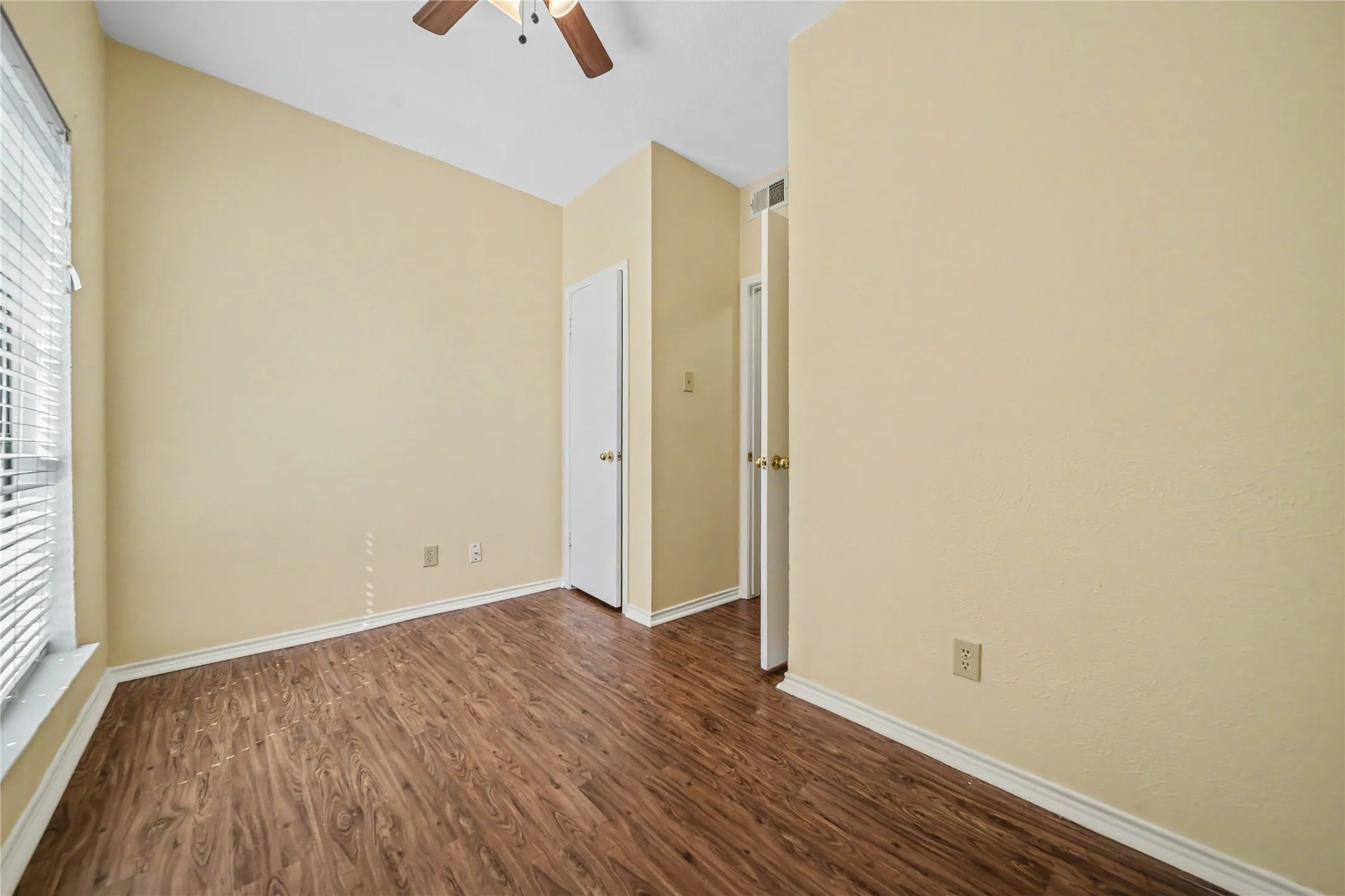 Condominium For Sale in Dallas County , 4430 Point Boulevard 101, Garland, Texas 75043, 2 Bedroom, 1 Bathroom, Garage spaces, 736 Sqft, built in 1983, mls#21381317, Real Estate Agent in Garland, Homes For Sale in Dallas county, Homes For Sale in Garland, Realtor in Garland Texas, Real Estate Brokerage Independent Realty Texas, Luminita Cordes Realtor