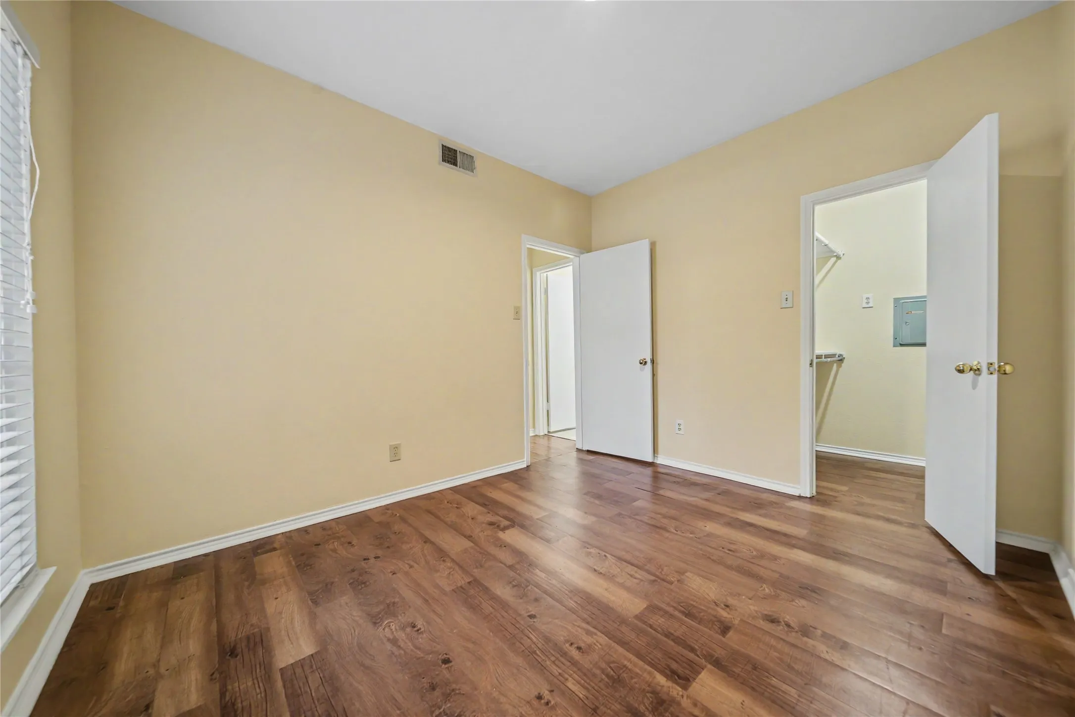 Condominium For Sale in Dallas County , 4430 Point Boulevard 101, Garland, Texas 75043, 2 Bedroom, 1 Bathroom, Garage spaces, 736 Sqft, built in 1983, mls#21381317, Real Estate Agent in Garland, Homes For Sale in Dallas county, Homes For Sale in Garland, Realtor in Garland Texas, Real Estate Brokerage Independent Realty Texas, Luminita Cordes Realtor