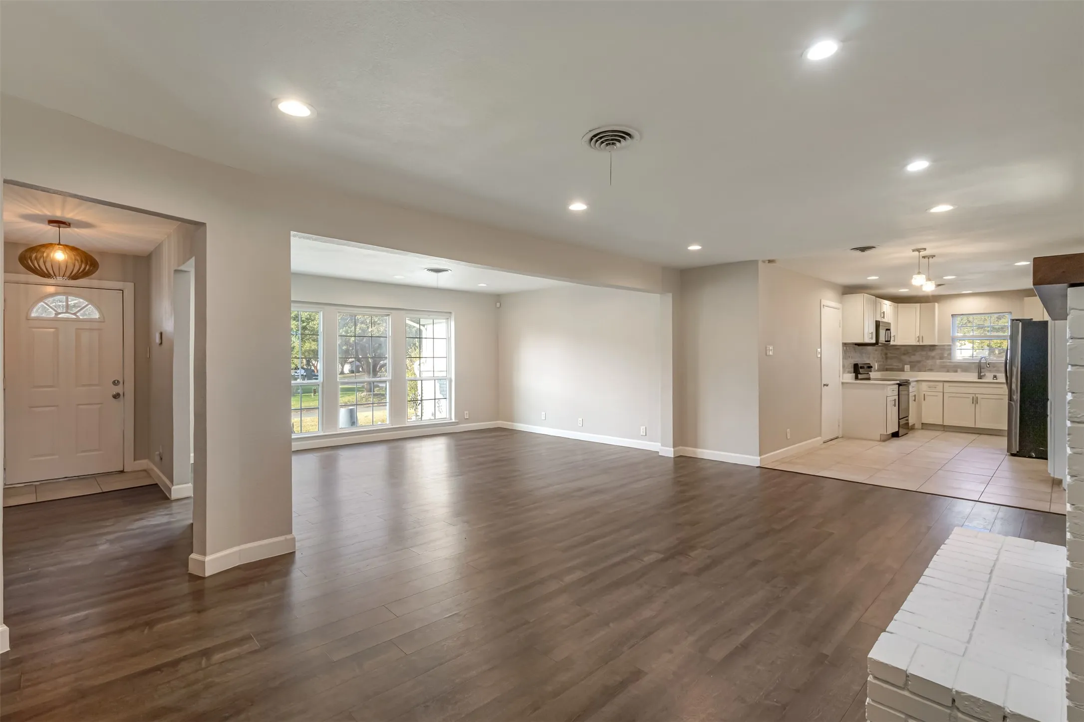 Single Family Residence For Sale in Tarrant County , 8001 Clark Street, North Richland Hills, Texas 76180, 3 Bedroom, 2 Bathroom, 2 Garage spaces, 1,808 Sqft, built in 1959, mls#21385758, Real Estate Agent in North Richland Hills, Homes For Sale in Tarrant county, Homes For Sale in North Richland Hills, Realtor in North Richland Hills Texas, Real Estate Brokerage Independent Realty Texas, Luminita Cordes Realtor