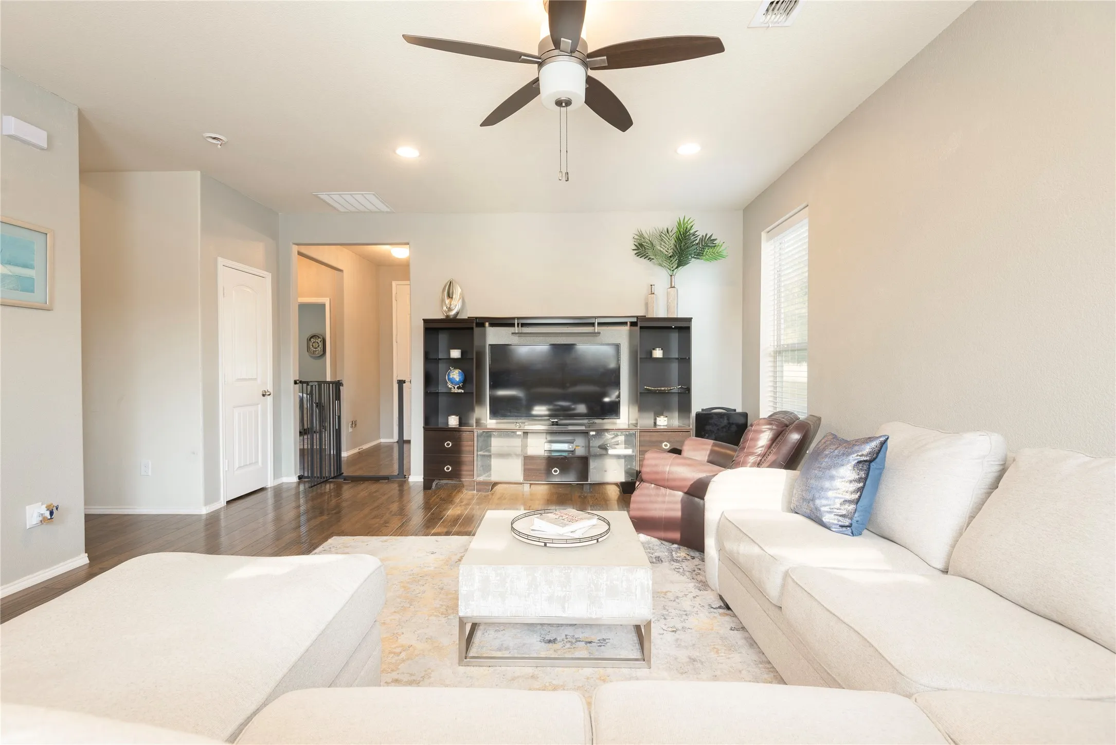 Single Family Residence For Sale in Denton County , 708 Whitemarsh Drive, Aubrey, Texas 76227, 4 Bedroom, 3 Bathroom, 2 Garage spaces, 2,049 Sqft, built in 2015, mls#21383993, Real Estate Agent in Aubrey, Homes For Sale in Denton county, Homes For Sale in Aubrey, Realtor in Aubrey Texas, Real Estate Brokerage Independent Realty Texas, Luminita Cordes Realtor