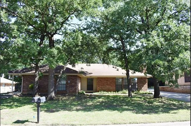 Duplex For Rent in Tarrant County , 7009 Overton Park, North Richland Hills, Texas 76182, 3 Bedroom, 2 Bathroom, Garage spaces, 2,240 Sqft, built in 1984, mls#21390236, Real Estate Agent in North Richland Hills, Homes For Rent in Tarrant county, Homes For Rent in North Richland Hills, Realtor in North Richland Hills Texas, Real Estate Brokerage Independent Realty Texas, Luminita Cordes Realtor