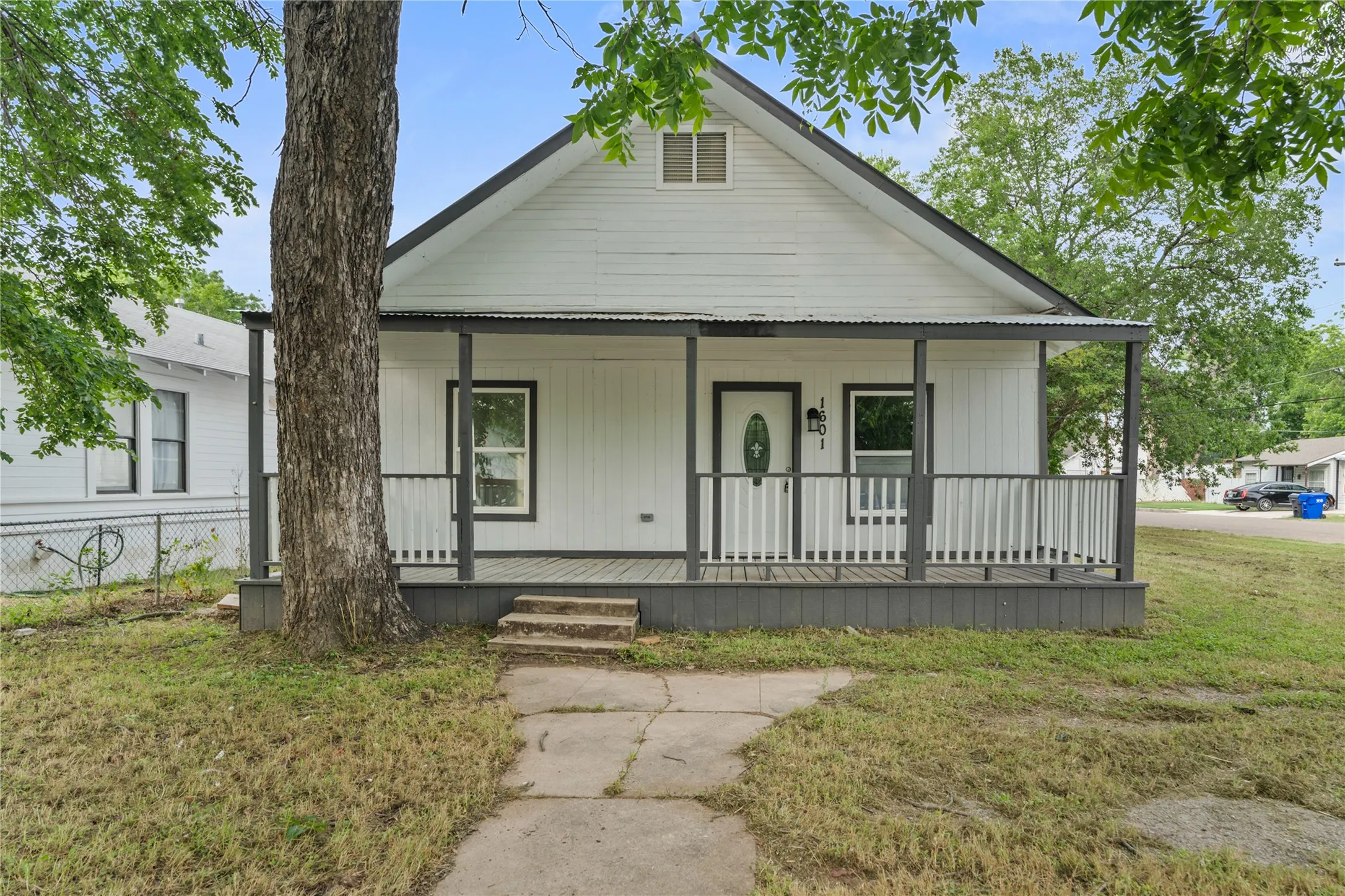 Single Family Residence For Sale in Mc Lennan County , 1601 N 11TH Street, Waco, Texas 76707, 3 Bedroom, 2 Bathroom, Garage spaces, 1,568 Sqft, built in 1920, mls#21388721, Real Estate Agent in Waco, Homes For Sale in Mc Lennan county, Homes For Sale in Waco, Realtor in Waco Texas, Real Estate Brokerage Independent Realty Texas, Luminita Cordes Realtor