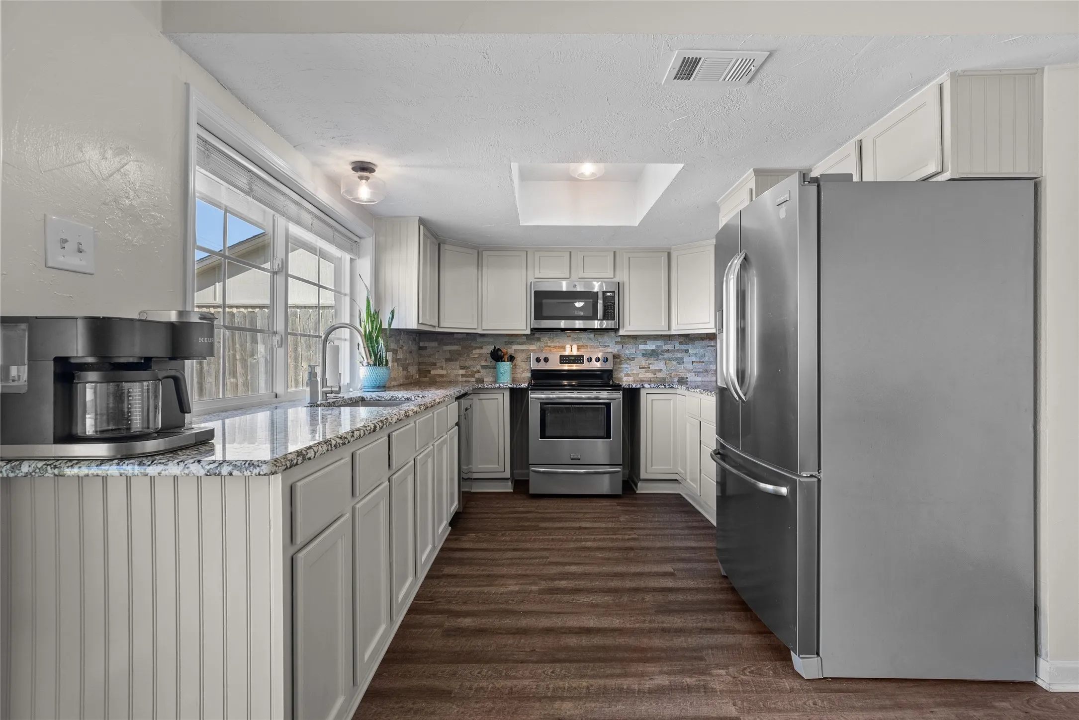 Single Family Residence For Sale in Dallas County , 2621 Elk Grove Road, Carrollton, Texas 75007, 3 Bedroom, 2 Bathroom, 2 Garage spaces, 1,333 Sqft, built in 1971, mls#21390443, Real Estate Agent in Carrollton, Homes For Sale in Dallas county, Homes For Sale in Carrollton, Realtor in Carrollton Texas, Real Estate Brokerage Independent Realty Texas, Luminita Cordes Realtor