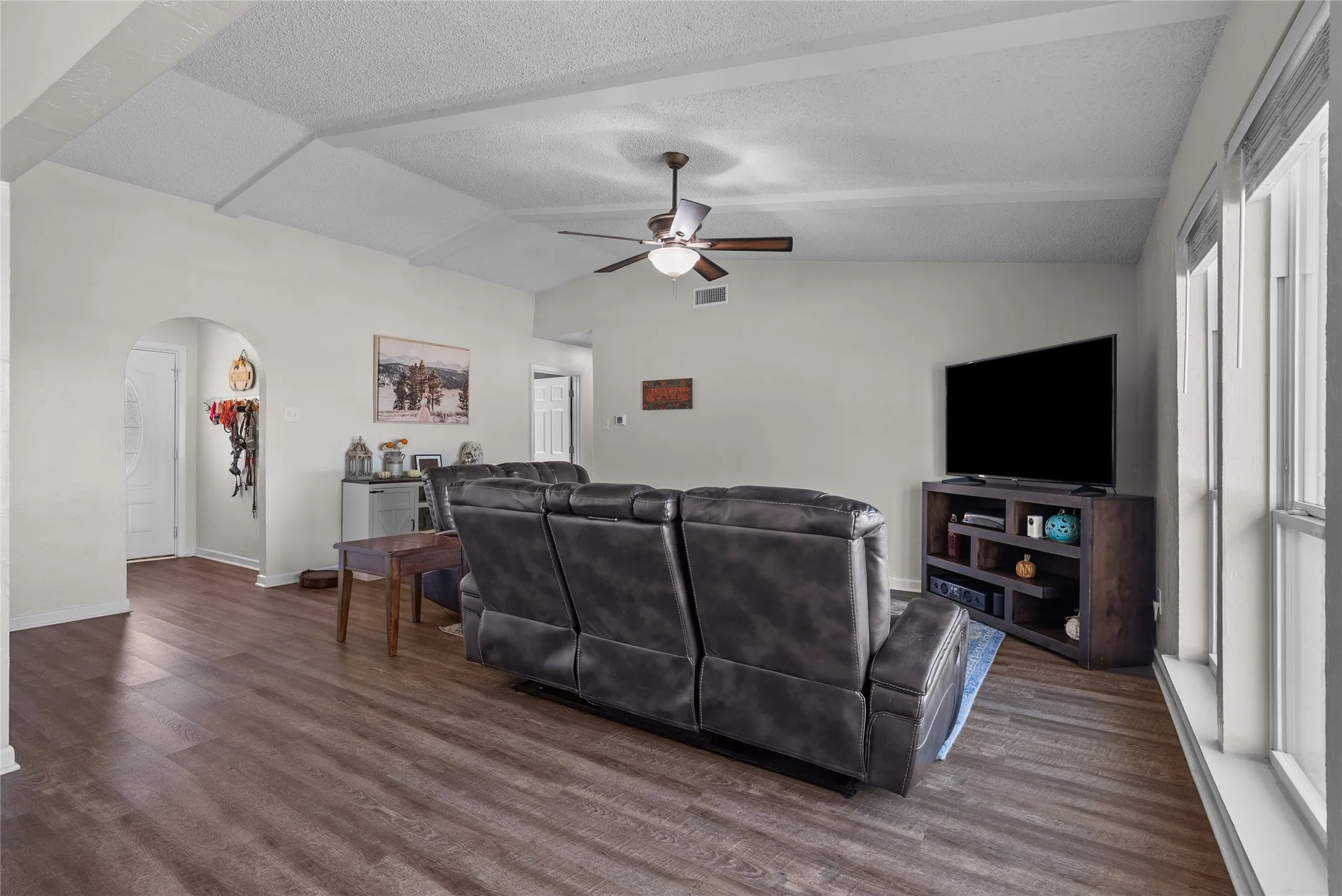 Single Family Residence For Sale in Dallas County , 2621 Elk Grove Road, Carrollton, Texas 75007, 3 Bedroom, 2 Bathroom, 2 Garage spaces, 1,333 Sqft, built in 1971, mls#21390443, Real Estate Agent in Carrollton, Homes For Sale in Dallas county, Homes For Sale in Carrollton, Realtor in Carrollton Texas, Real Estate Brokerage Independent Realty Texas, Luminita Cordes Realtor