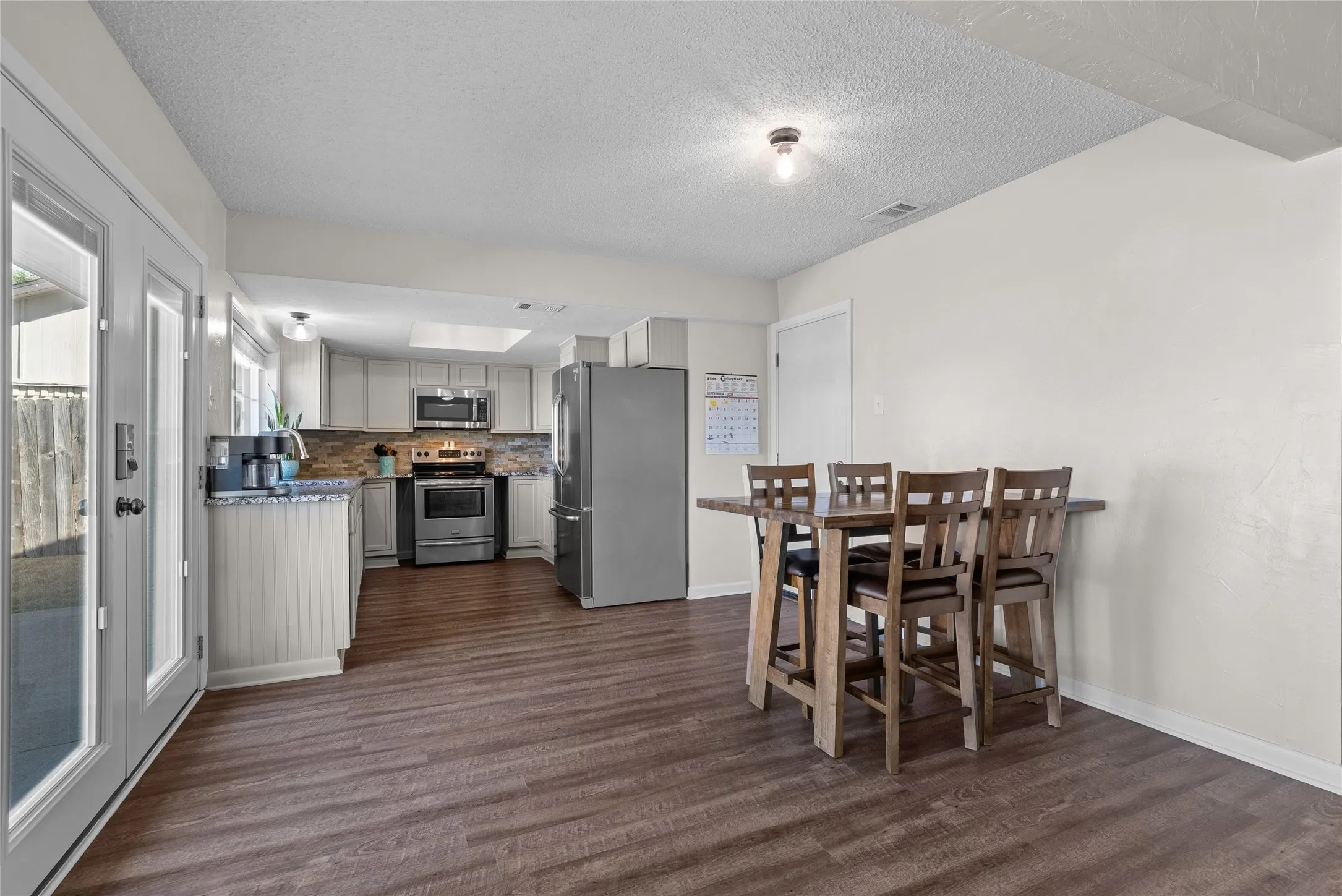 Single Family Residence For Sale in Dallas County , 2621 Elk Grove Road, Carrollton, Texas 75007, 3 Bedroom, 2 Bathroom, 2 Garage spaces, 1,333 Sqft, built in 1971, mls#21390443, Real Estate Agent in Carrollton, Homes For Sale in Dallas county, Homes For Sale in Carrollton, Realtor in Carrollton Texas, Real Estate Brokerage Independent Realty Texas, Luminita Cordes Realtor