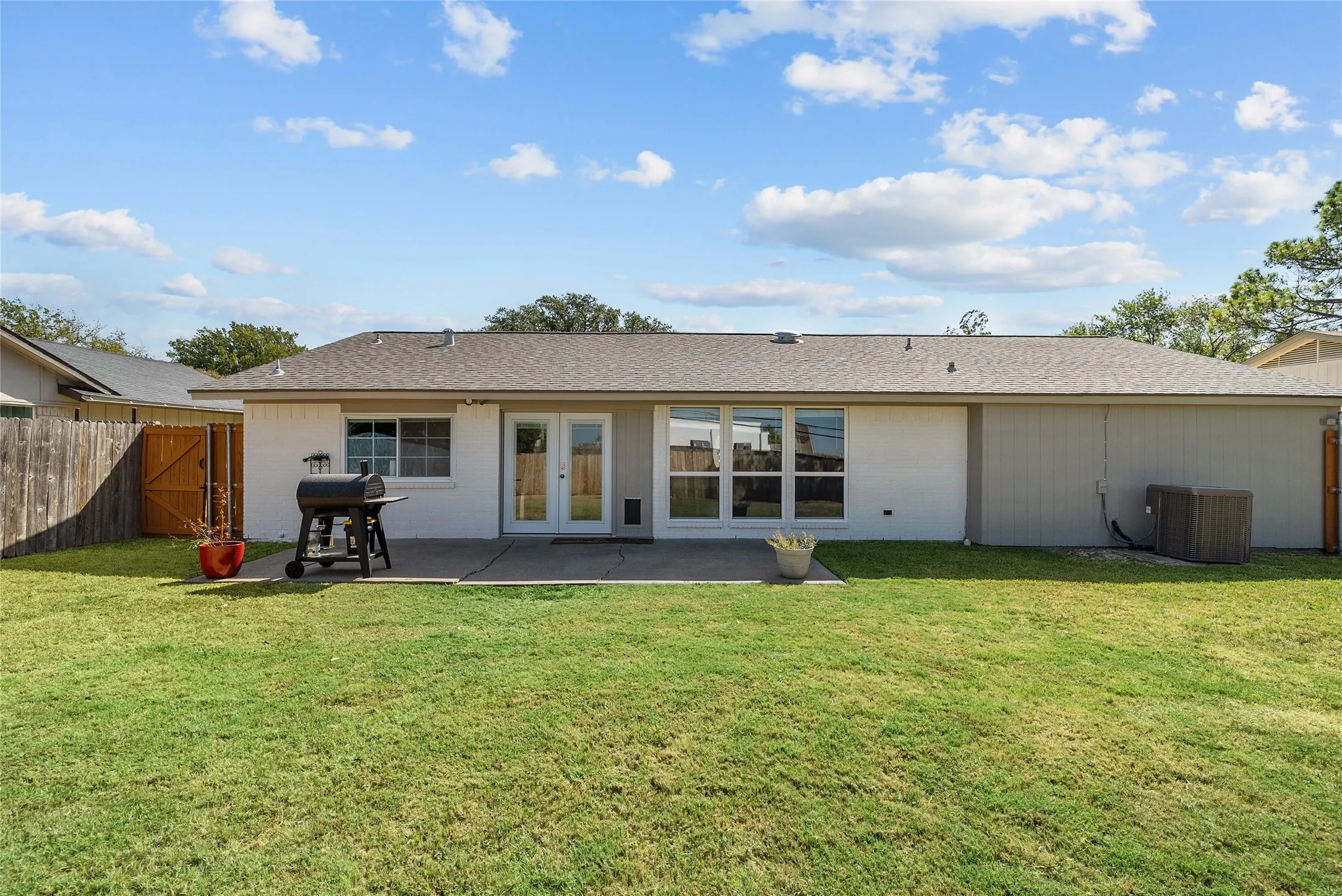 Single Family Residence For Sale in Dallas County , 2621 Elk Grove Road, Carrollton, Texas 75007, 3 Bedroom, 2 Bathroom, 2 Garage spaces, 1,333 Sqft, built in 1971, mls#21390443, Real Estate Agent in Carrollton, Homes For Sale in Dallas county, Homes For Sale in Carrollton, Realtor in Carrollton Texas, Real Estate Brokerage Independent Realty Texas, Luminita Cordes Realtor