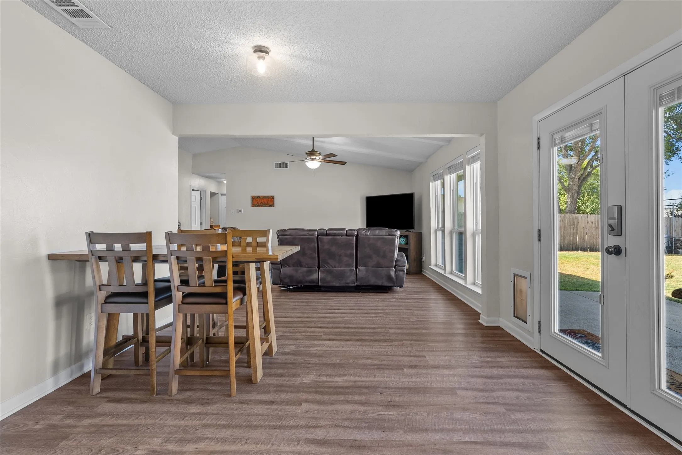 Single Family Residence For Sale in Dallas County , 2621 Elk Grove Road, Carrollton, Texas 75007, 3 Bedroom, 2 Bathroom, 2 Garage spaces, 1,333 Sqft, built in 1971, mls#21390443, Real Estate Agent in Carrollton, Homes For Sale in Dallas county, Homes For Sale in Carrollton, Realtor in Carrollton Texas, Real Estate Brokerage Independent Realty Texas, Luminita Cordes Realtor